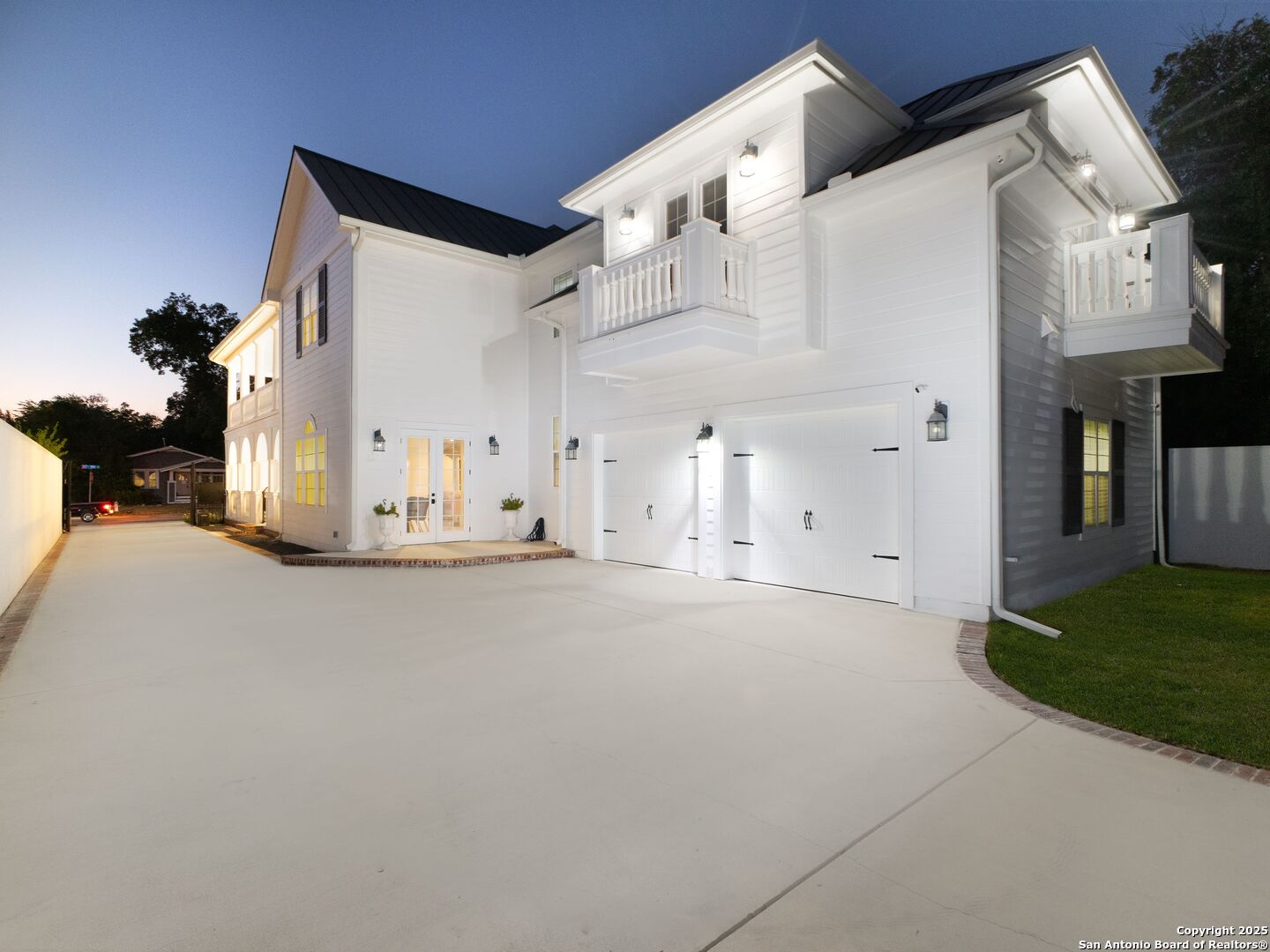 1077 W Mill