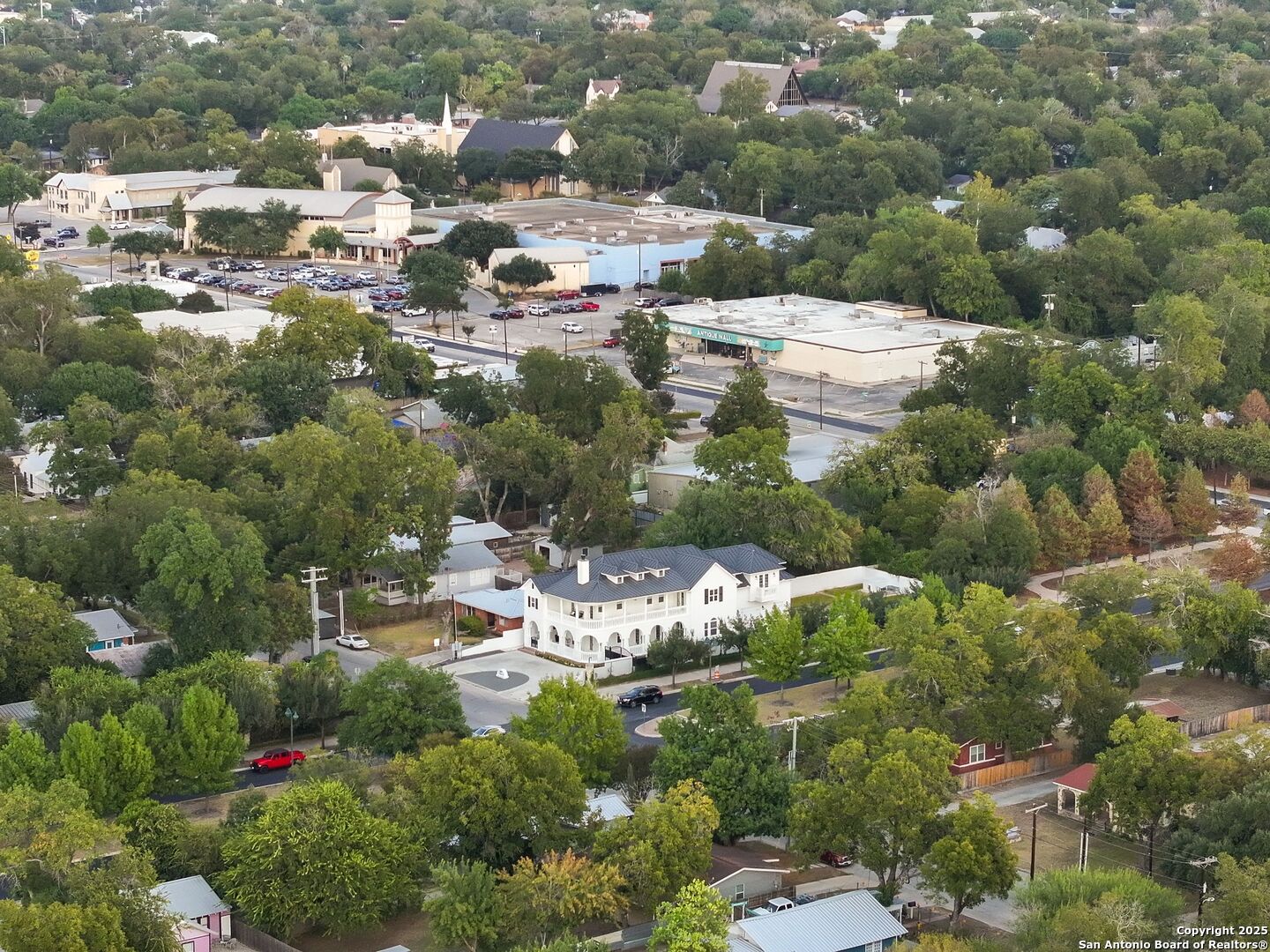 1077 W Mill