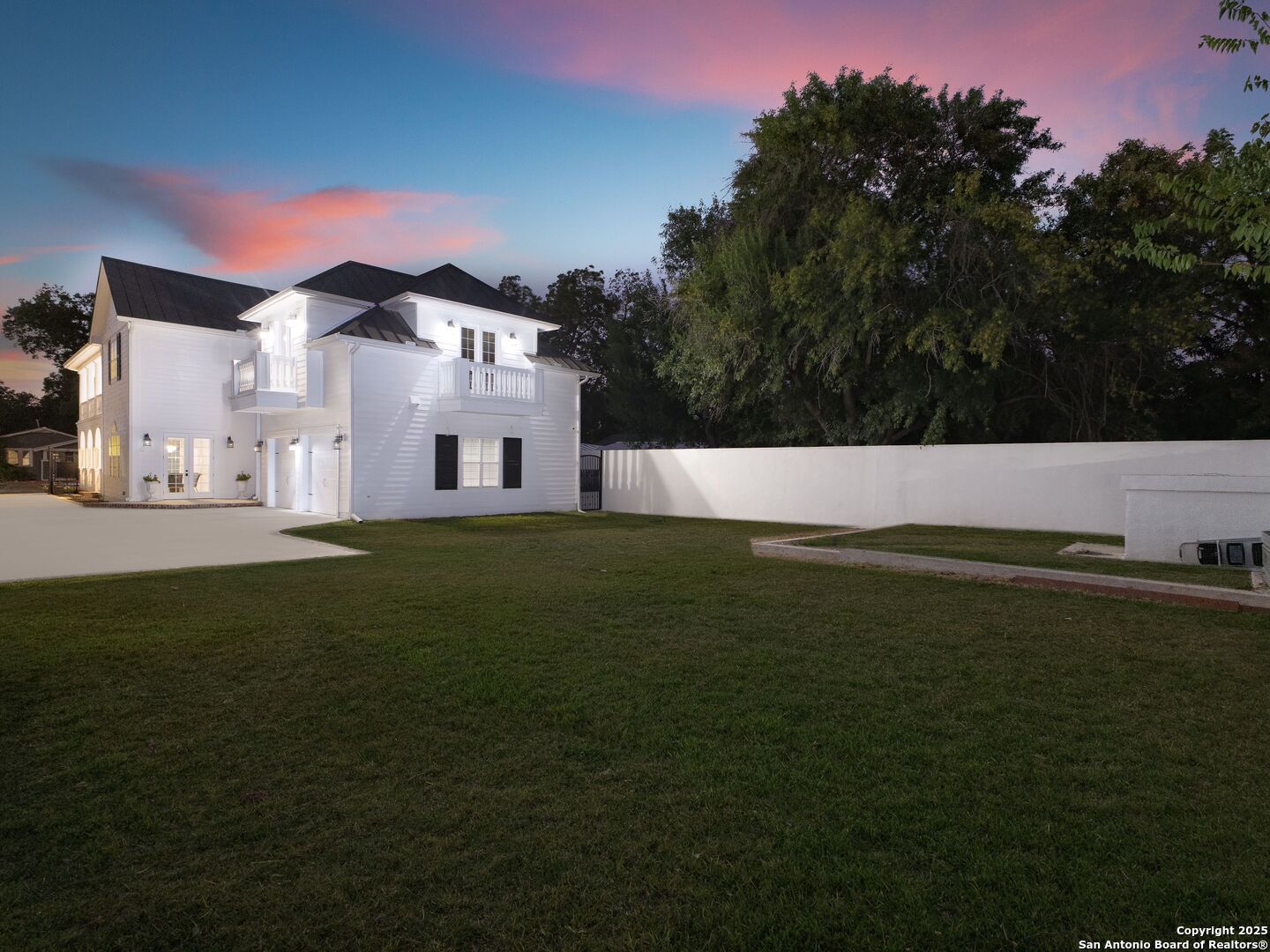 1077 W Mill