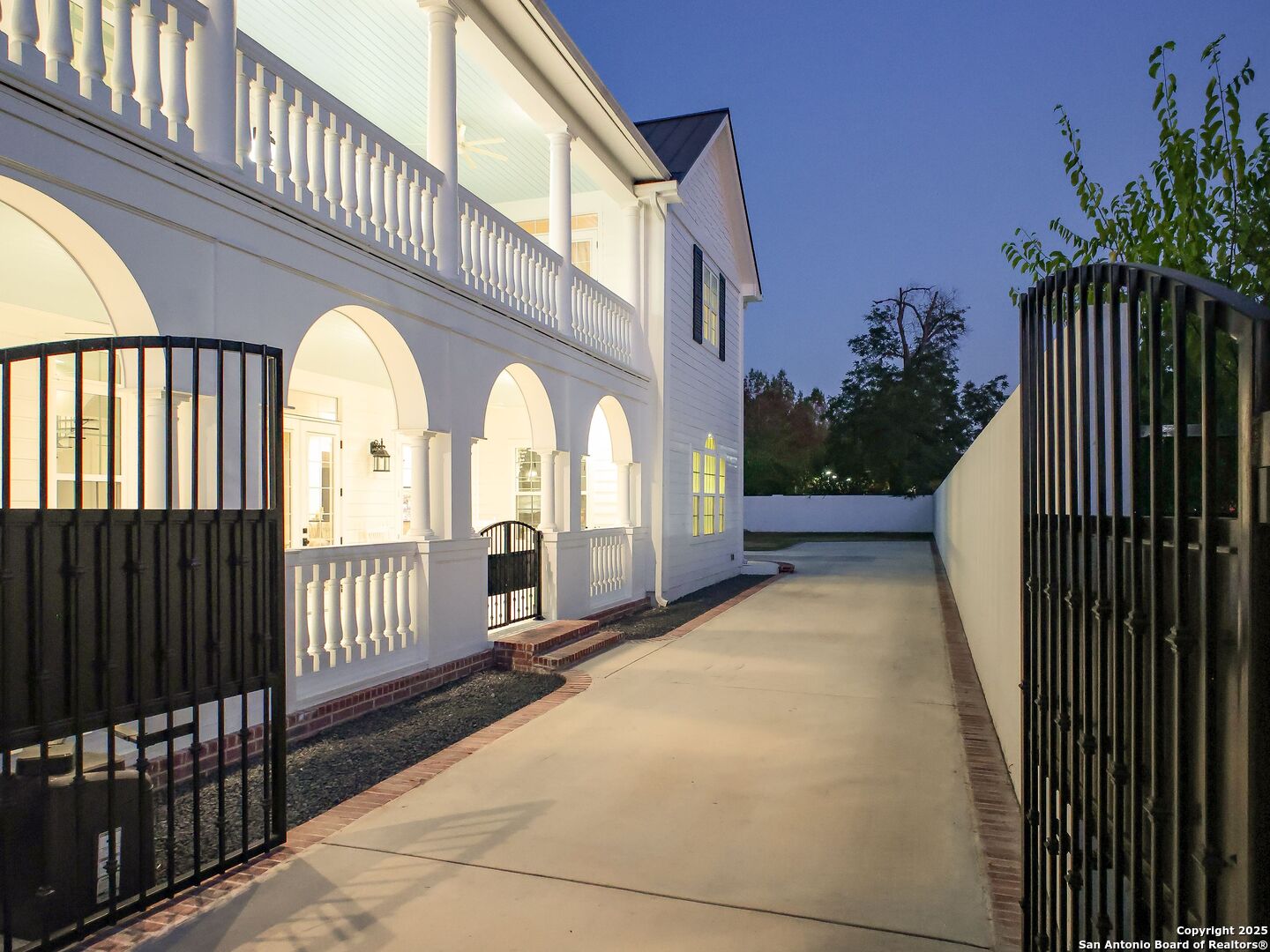 1077 W Mill