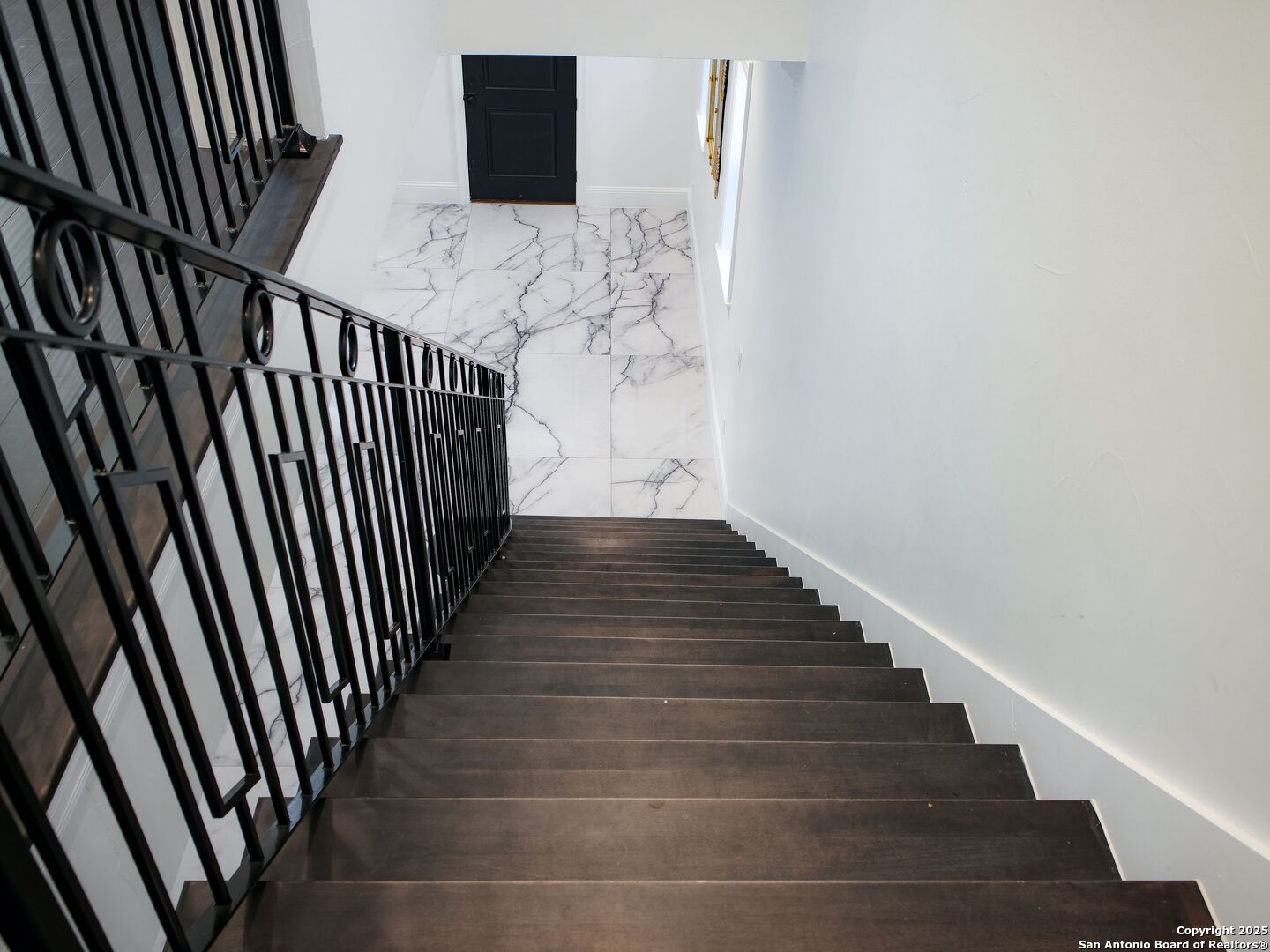 1077 W Mill