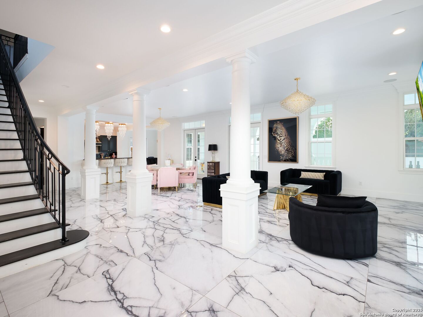 1077 W Mill