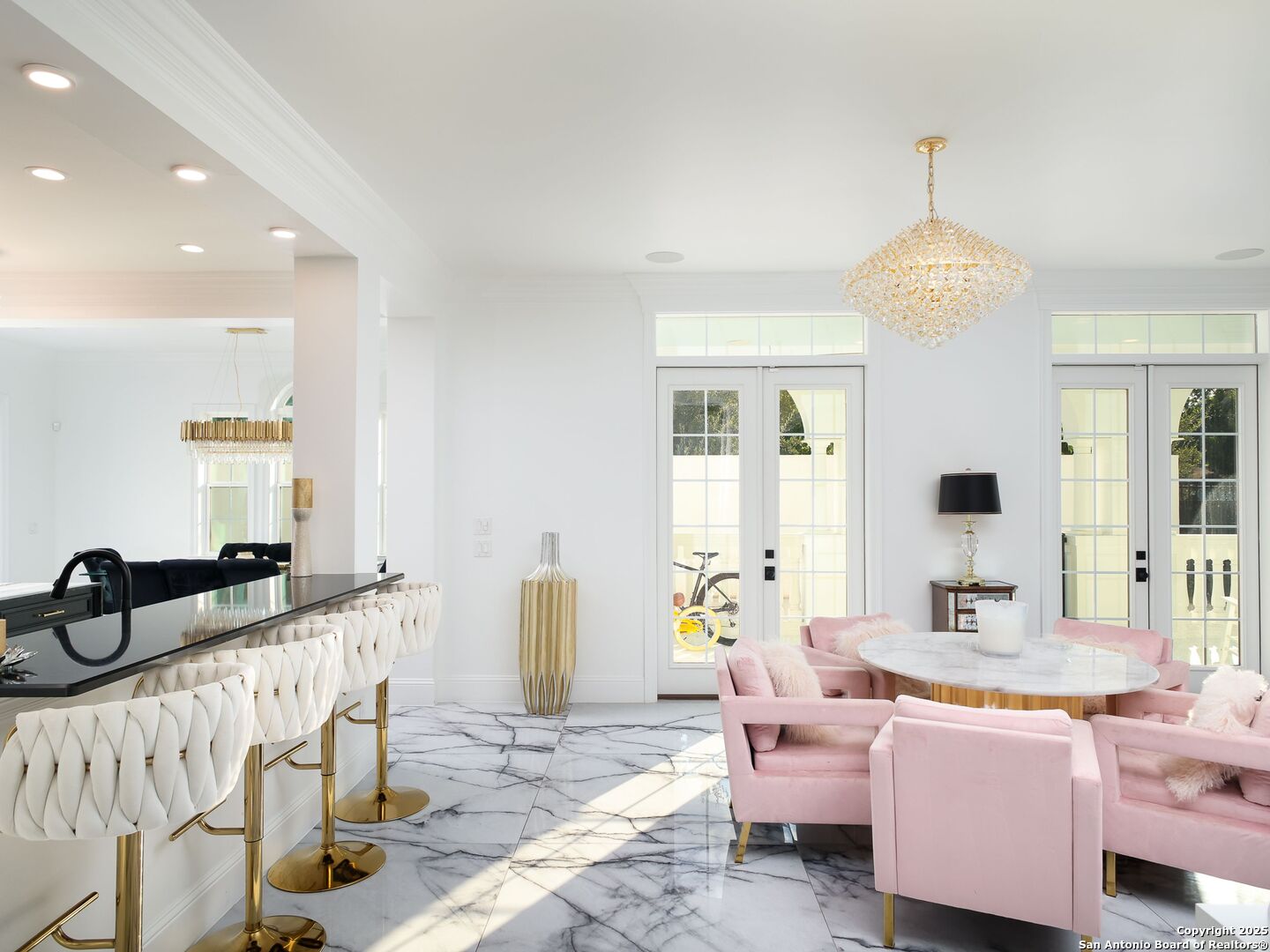 1077 W Mill