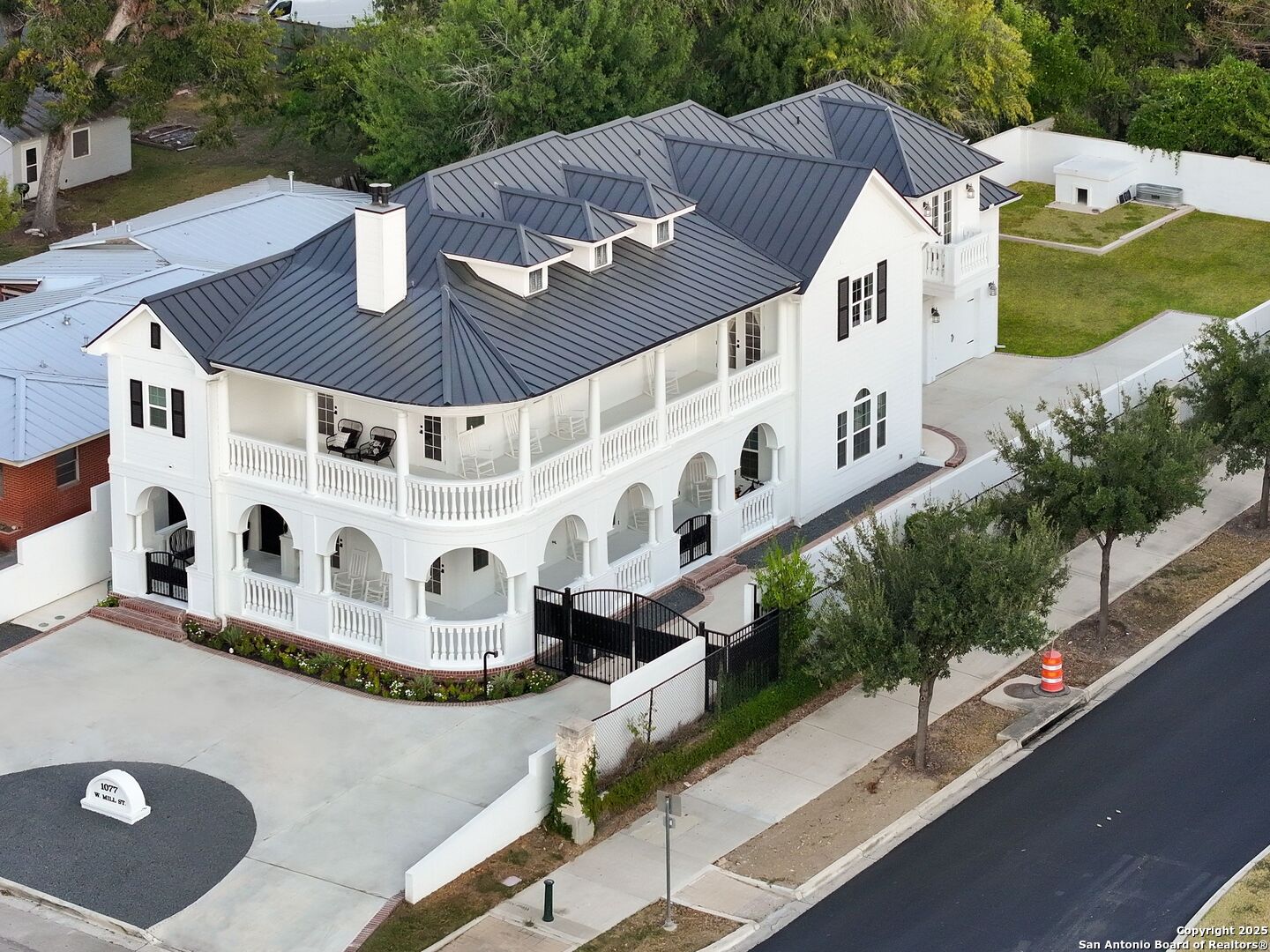 1077 W Mill