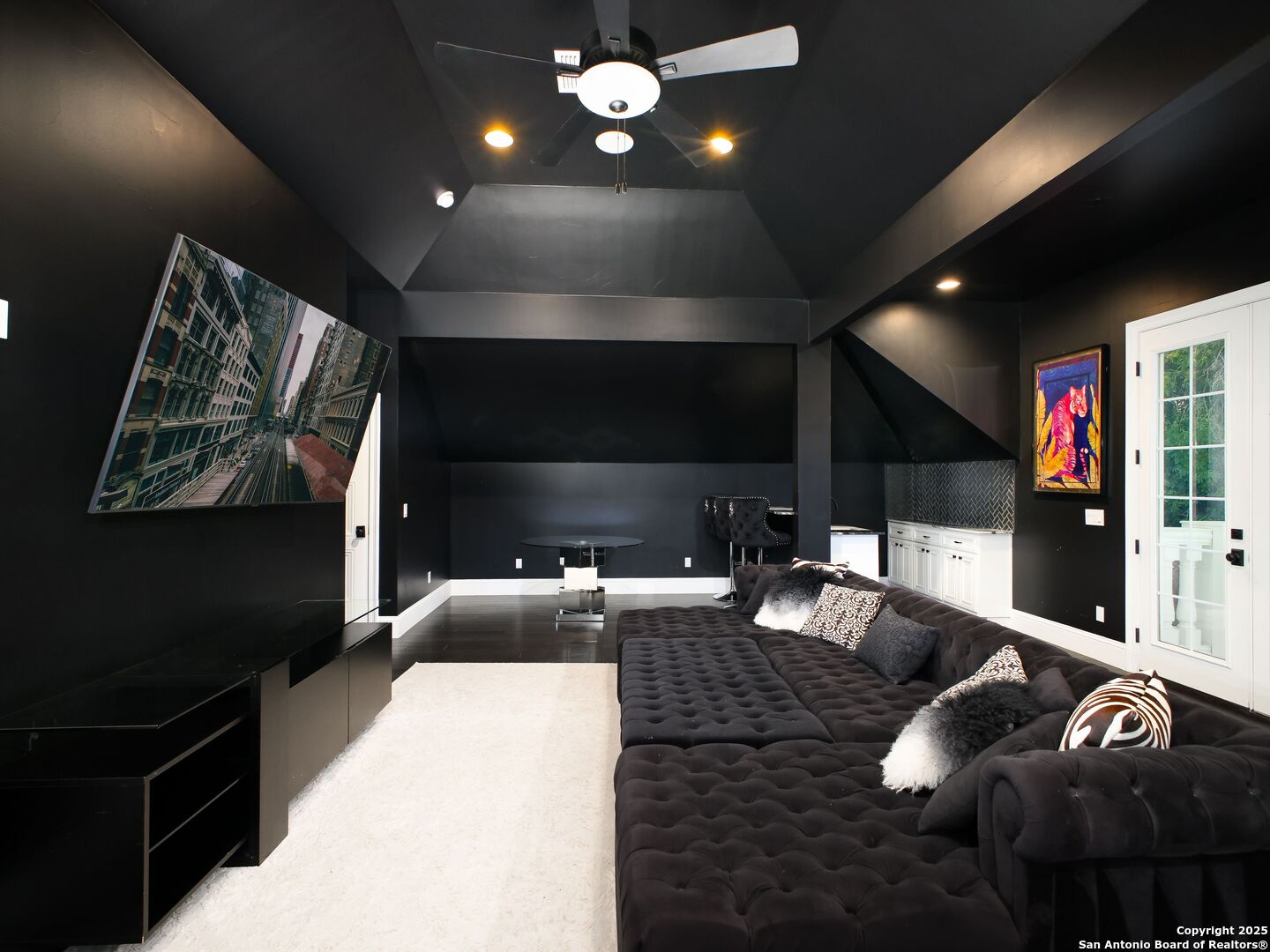 1077 W Mill