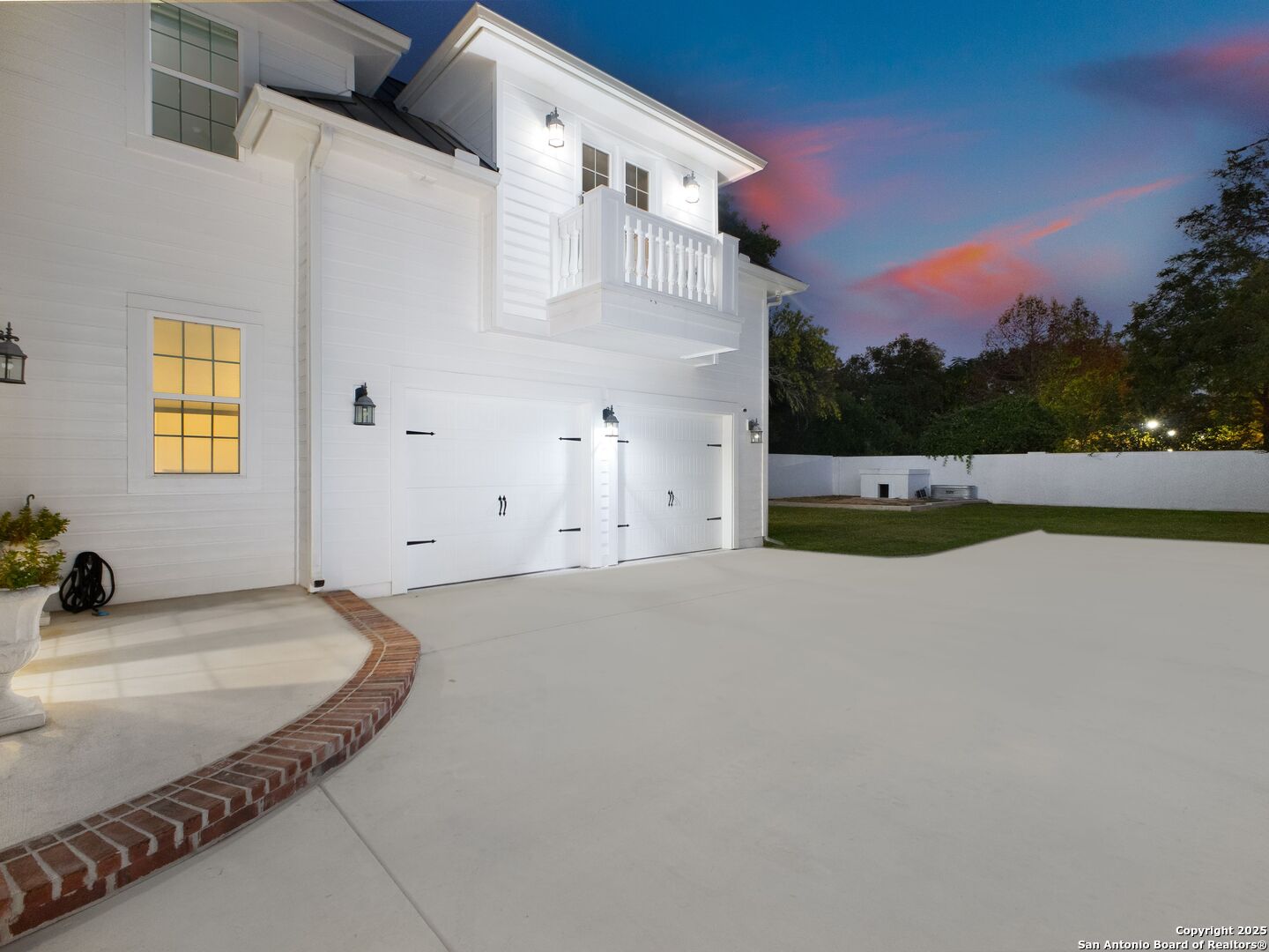 1077 W Mill