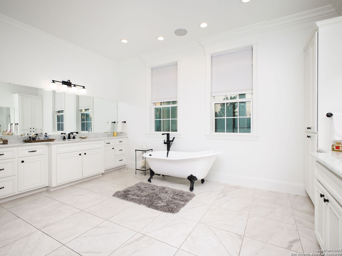 1077 W Mill