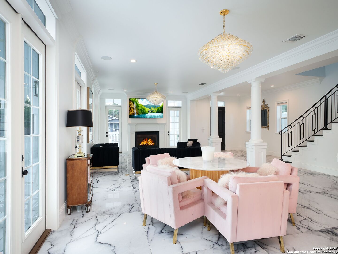 1077 W Mill