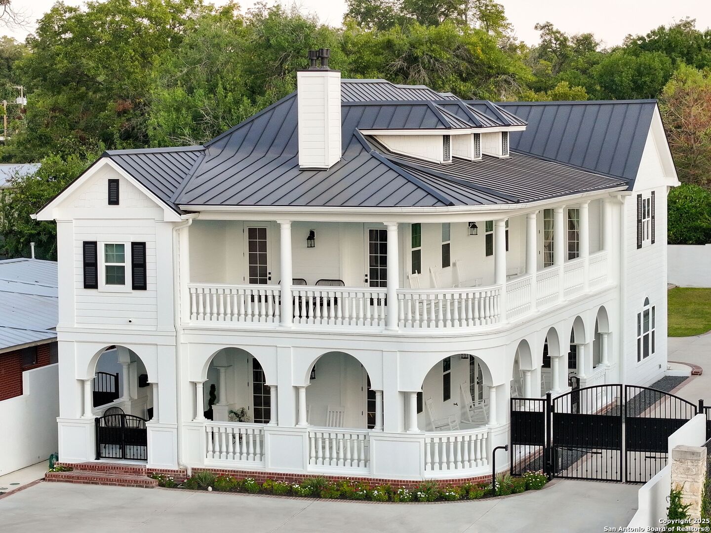 1077 W Mill