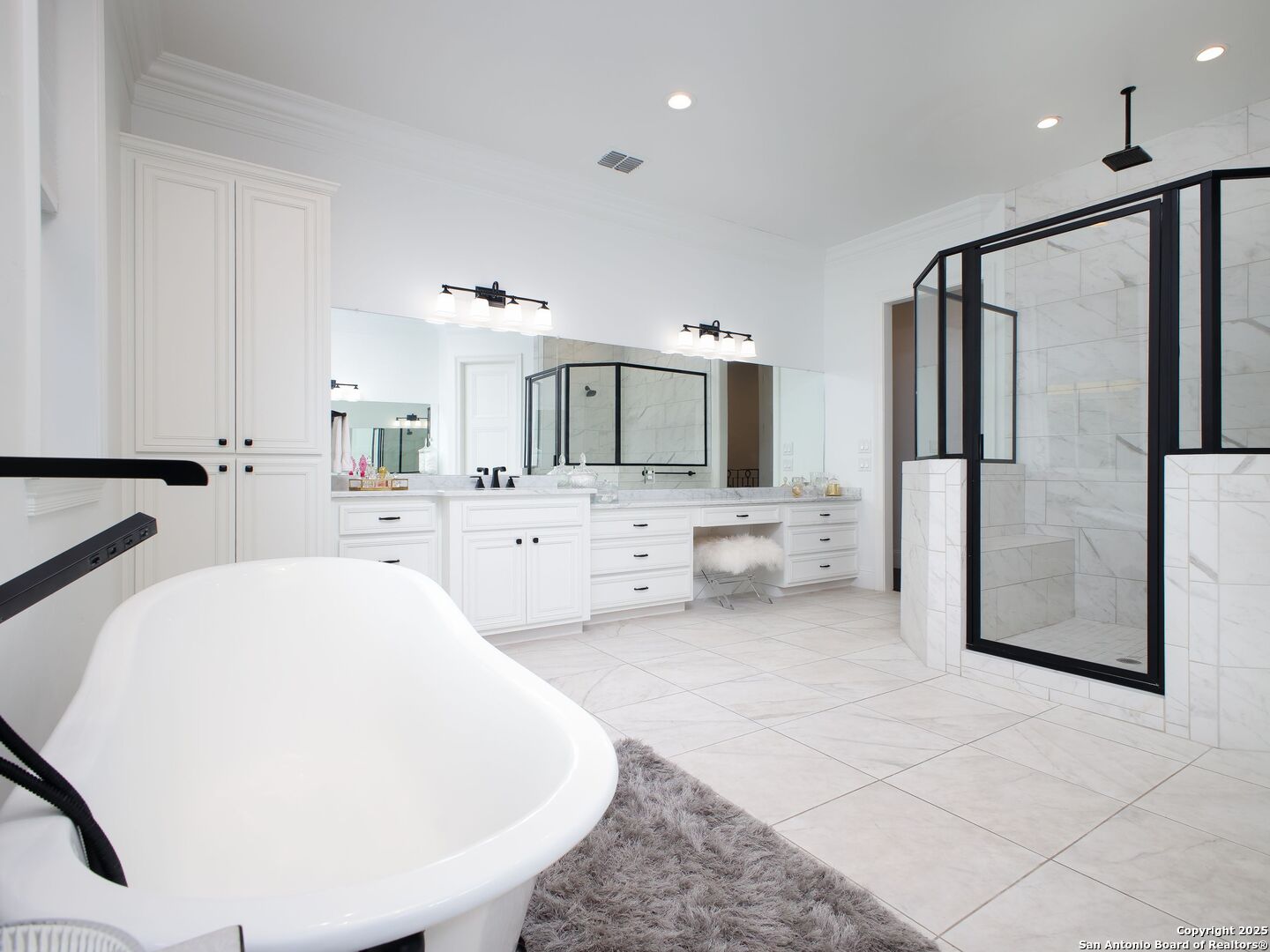 1077 W Mill