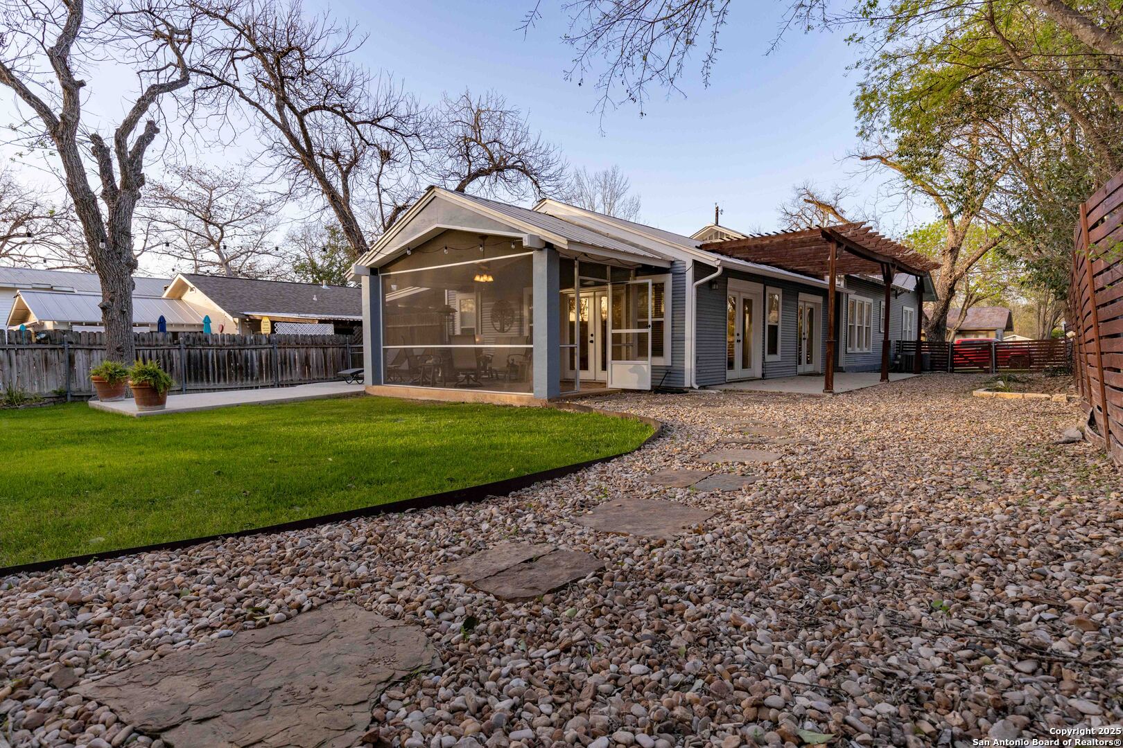 346 S Sycamore