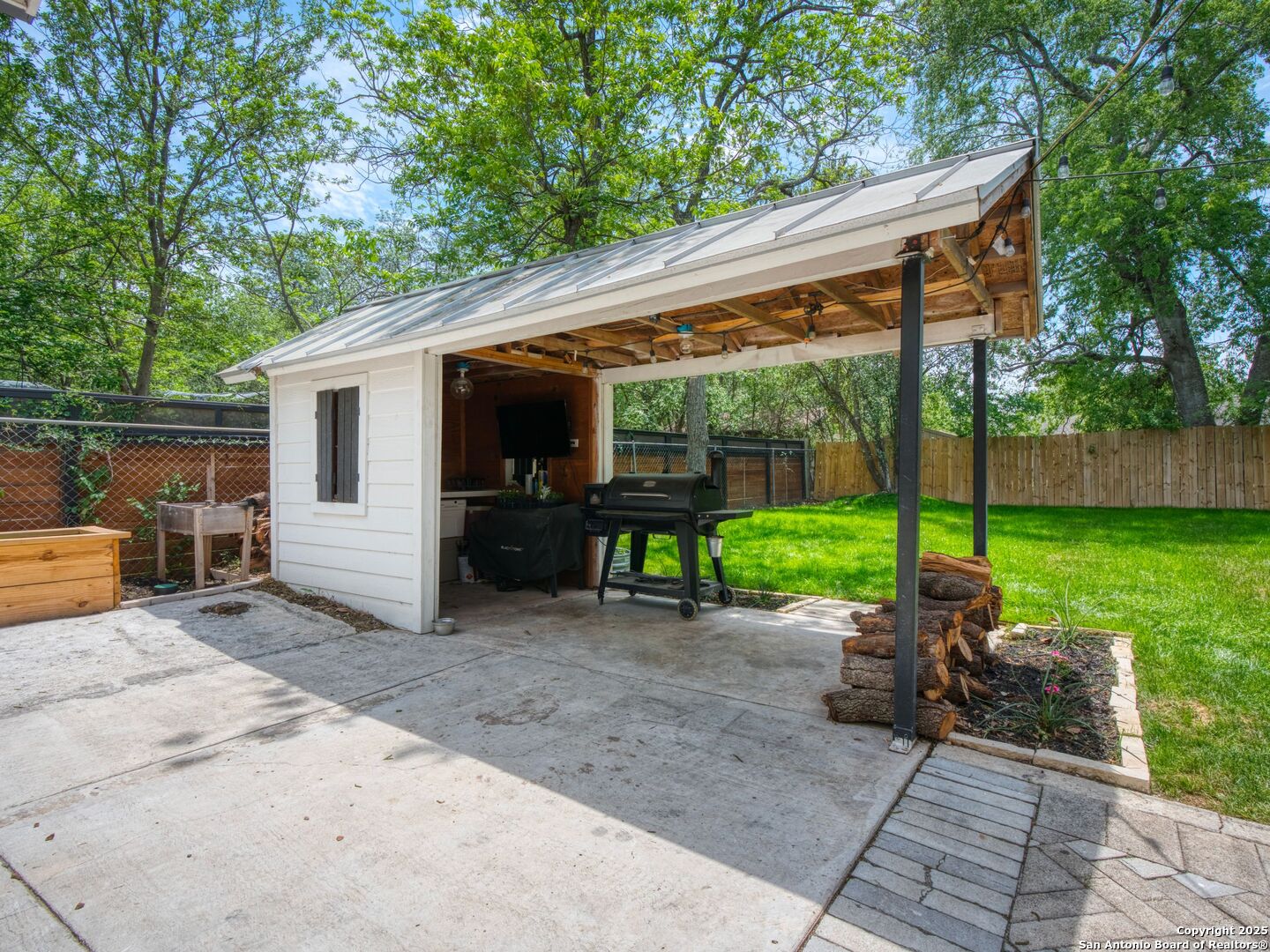 235 N HIDALGO AVE