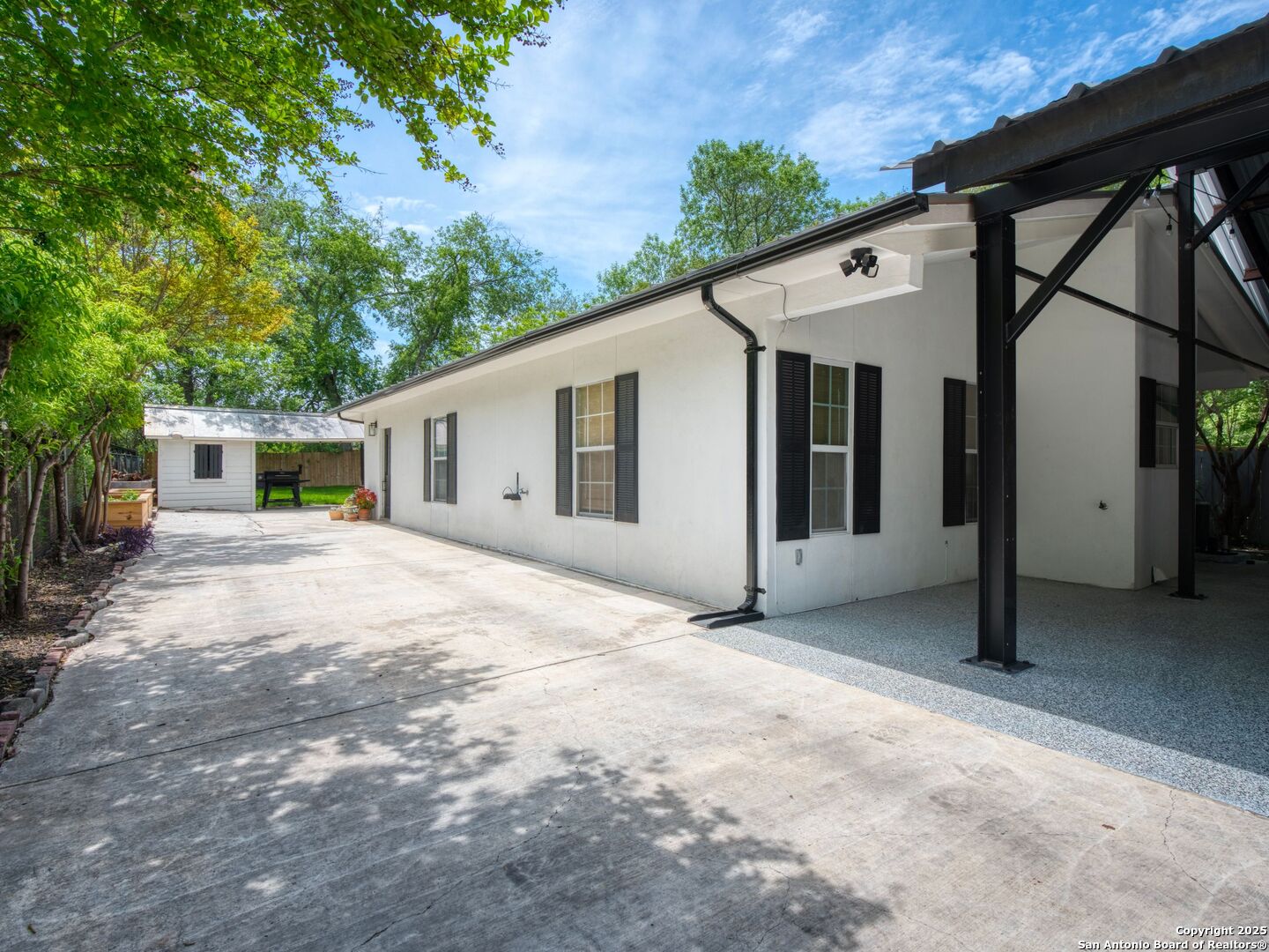 235 N HIDALGO AVE