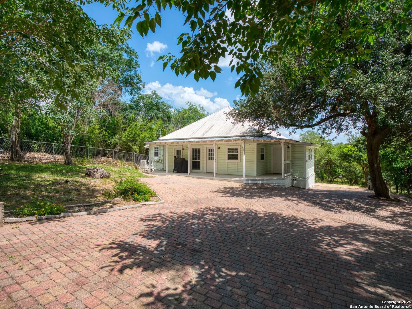 826 Waco St