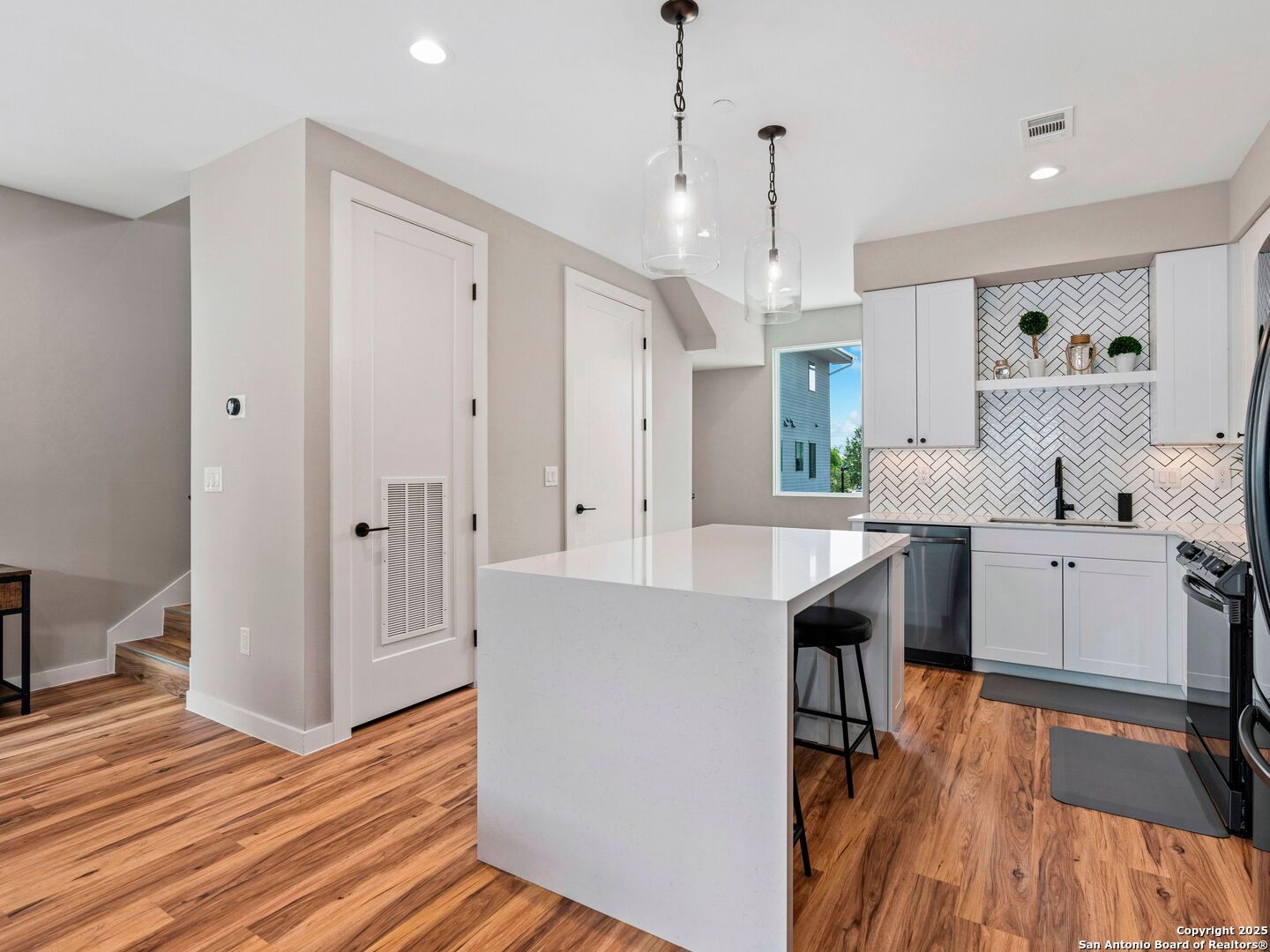 1208 N ACADEMY AVE 3201