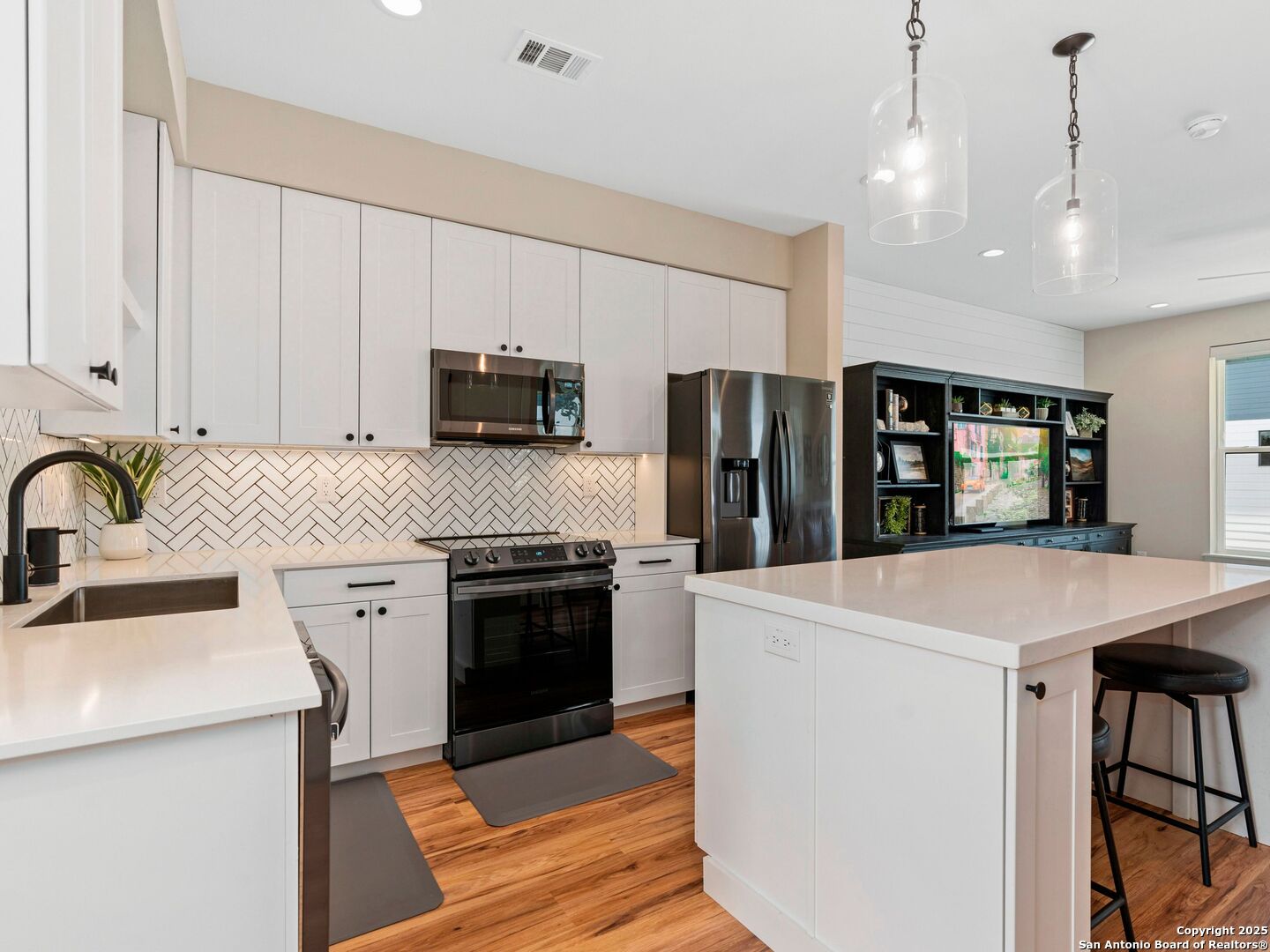 1208 N ACADEMY AVE 3201