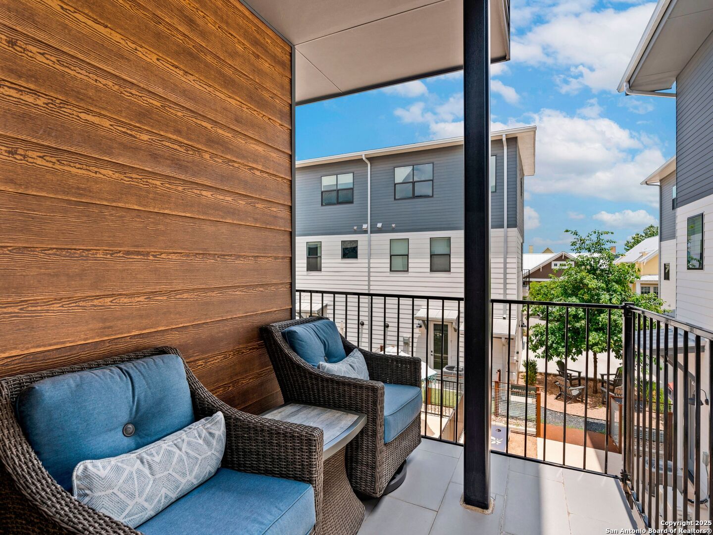 1208 N ACADEMY AVE 3201