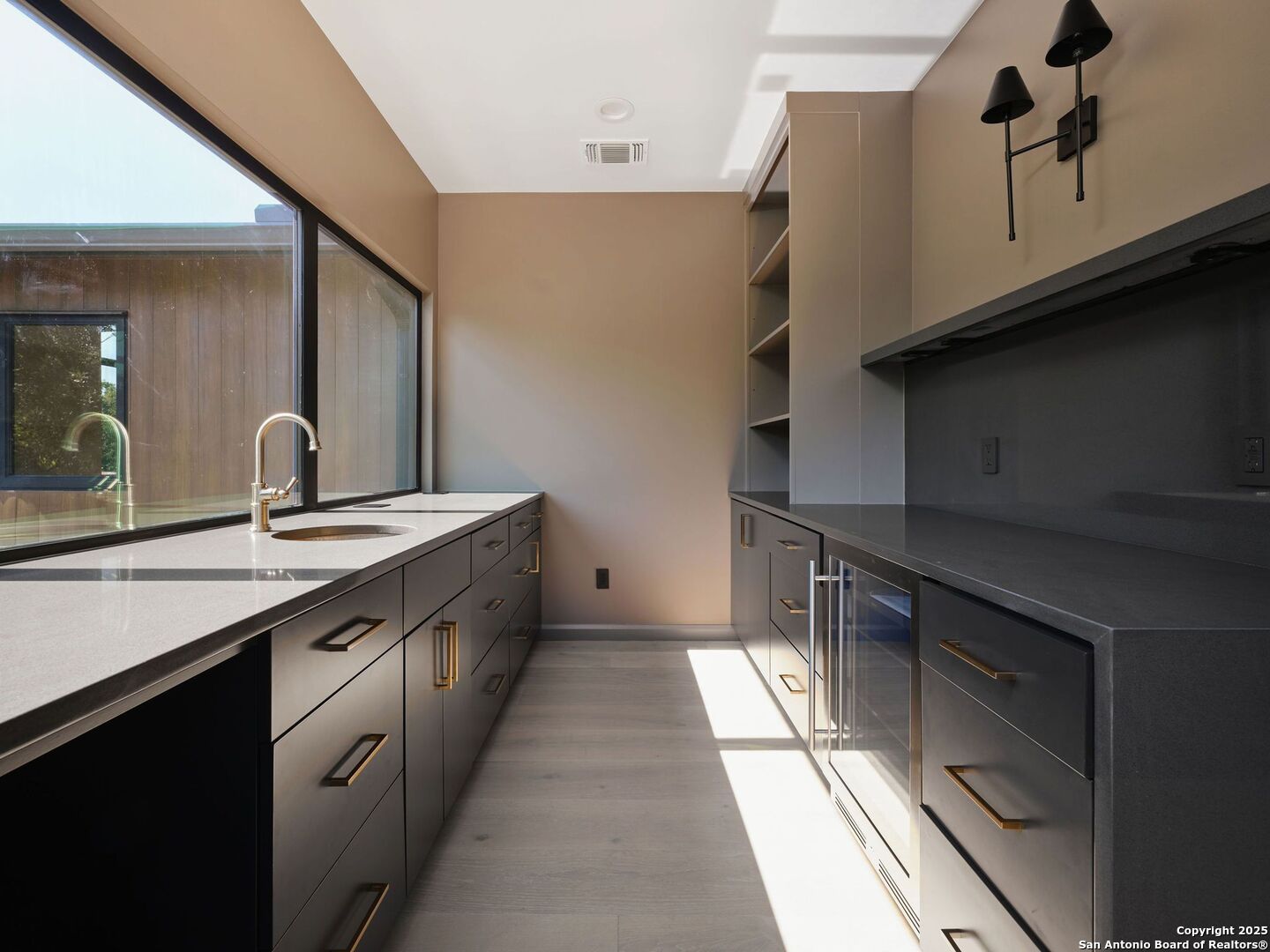 353 Lakeview Blvd