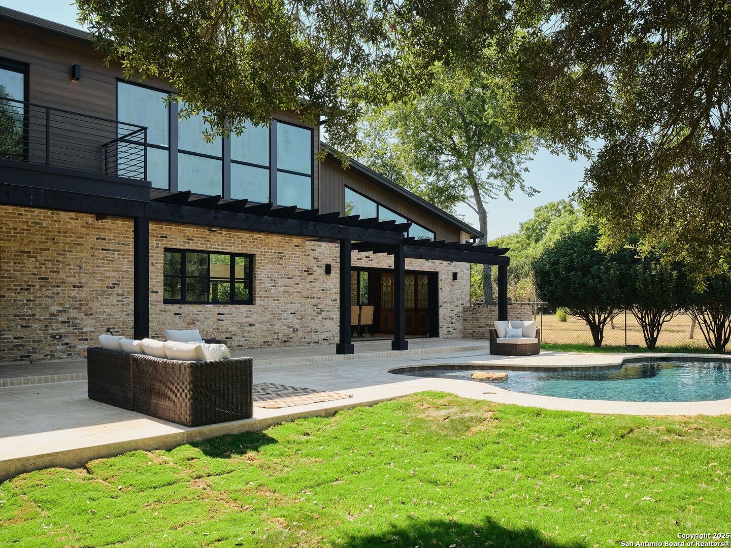 353 Lakeview Blvd