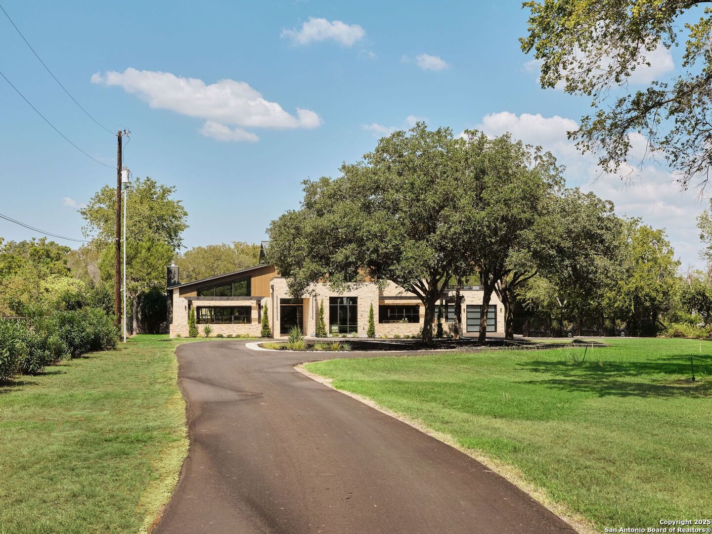 353 Lakeview Blvd