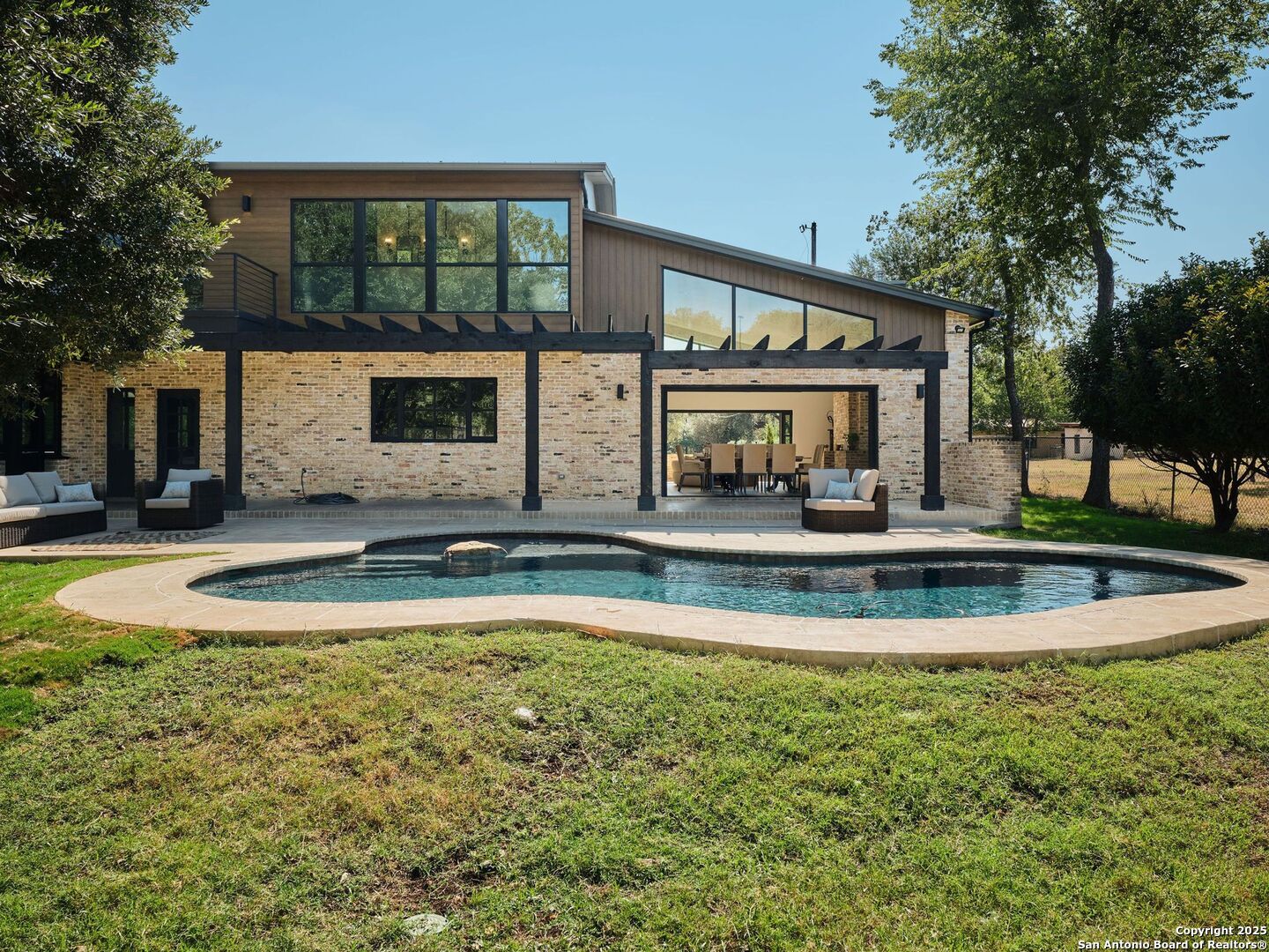 353 Lakeview Blvd