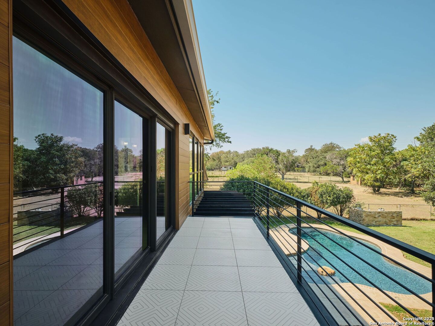 353 Lakeview Blvd