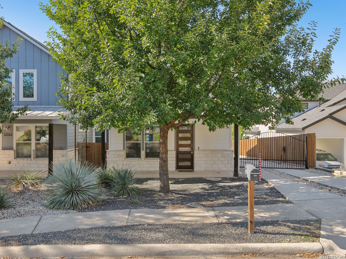 1206 Deloney APT B