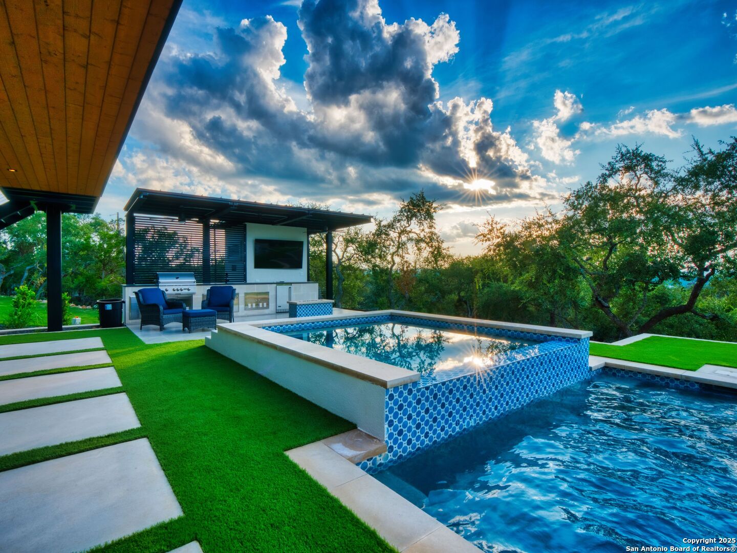 1104 SUMMIT RIDGE DR