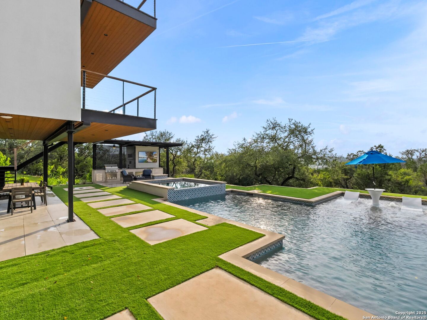 1104 SUMMIT RIDGE DR