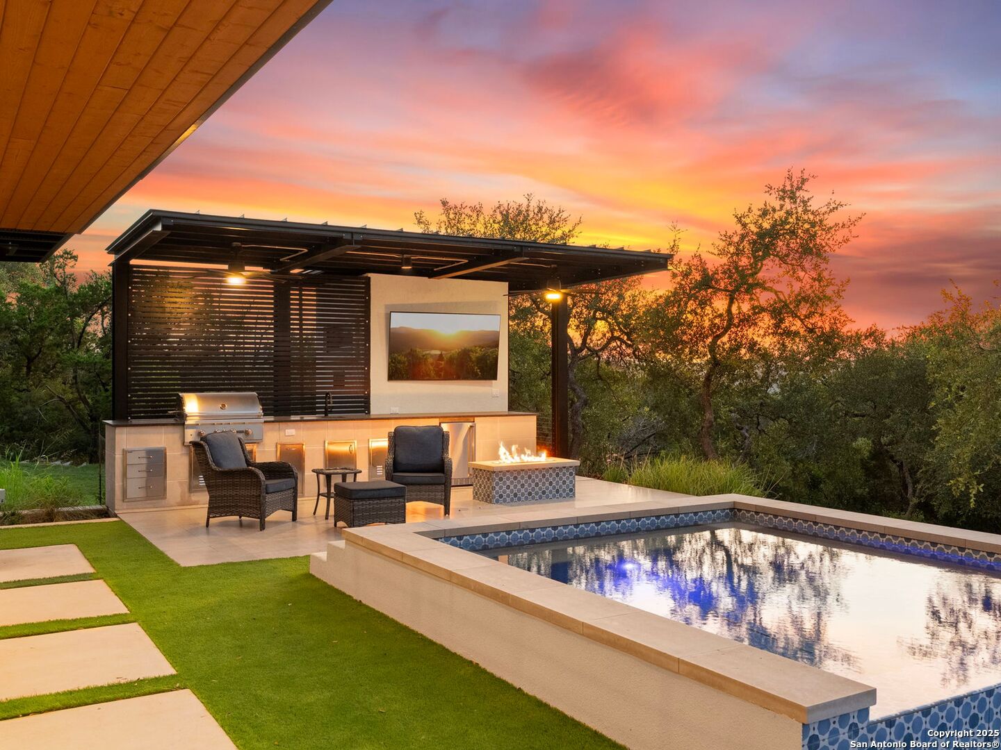 1104 SUMMIT RIDGE DR