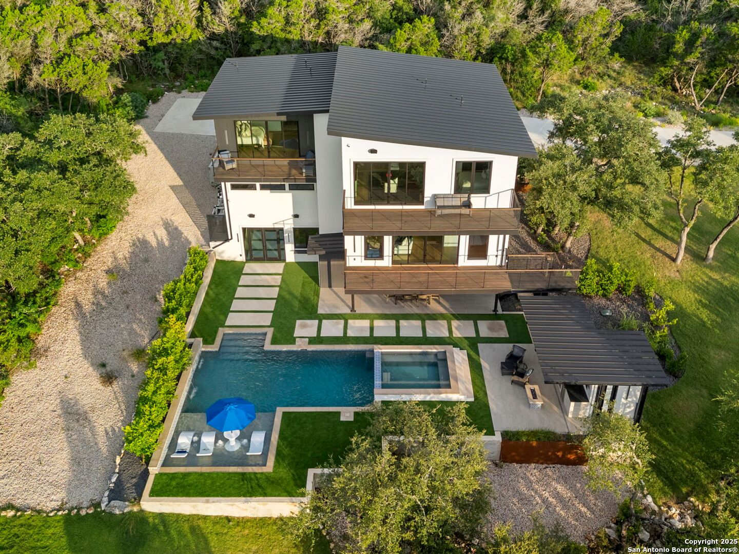 1104 SUMMIT RIDGE DR