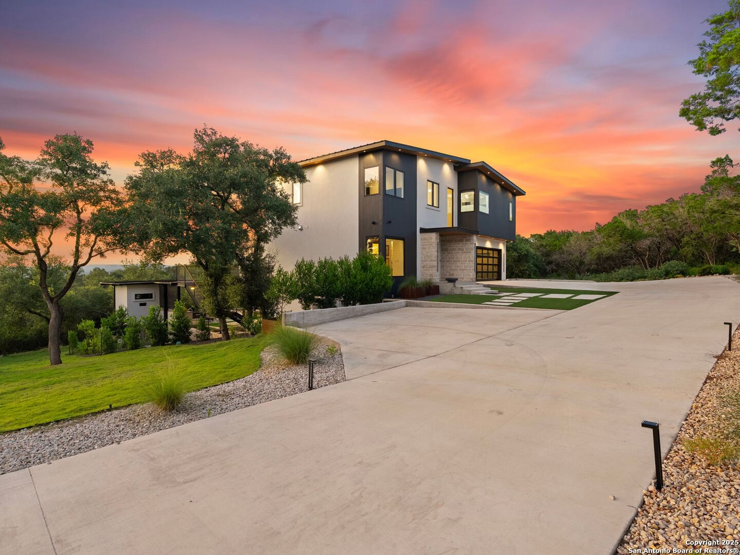 1104 SUMMIT RIDGE DR