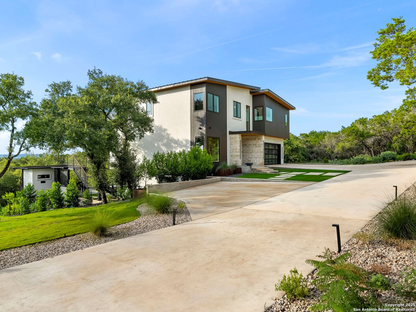 1104 SUMMIT RIDGE DR