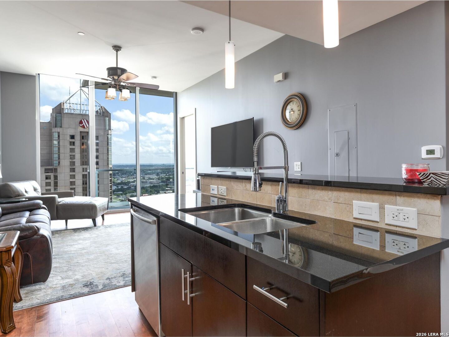 610 E MARKET ST 2904