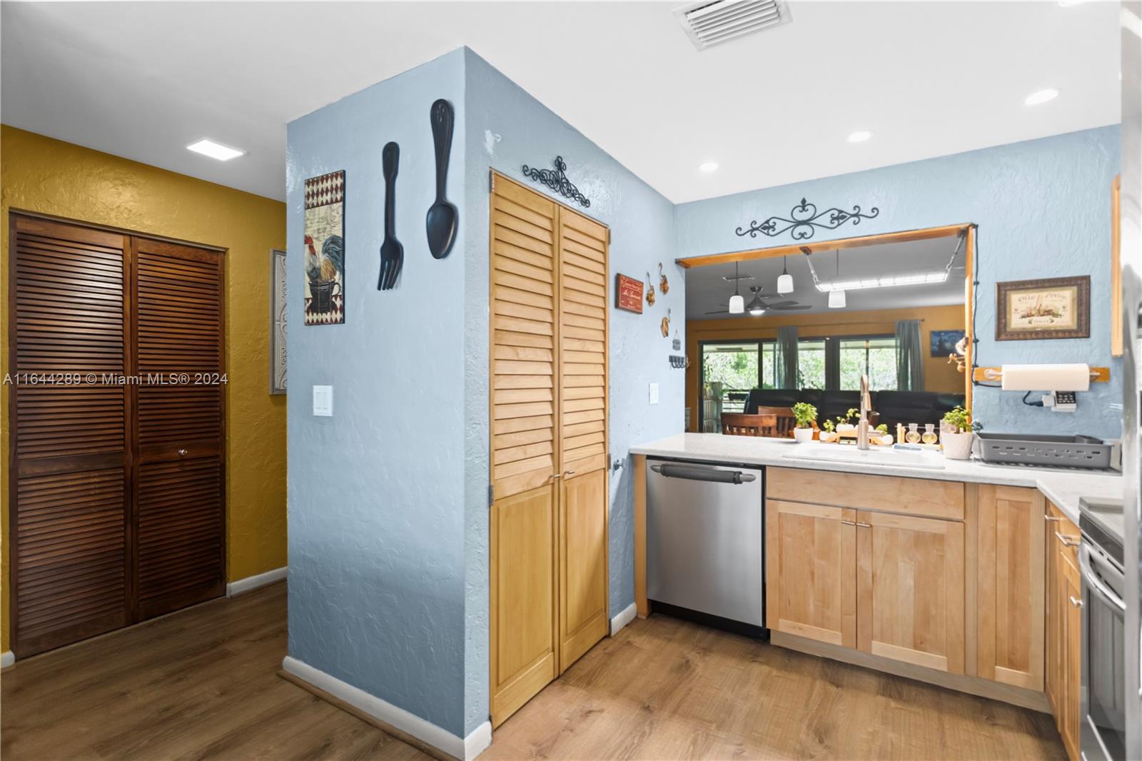 216 W Laurel Dr. # 1307