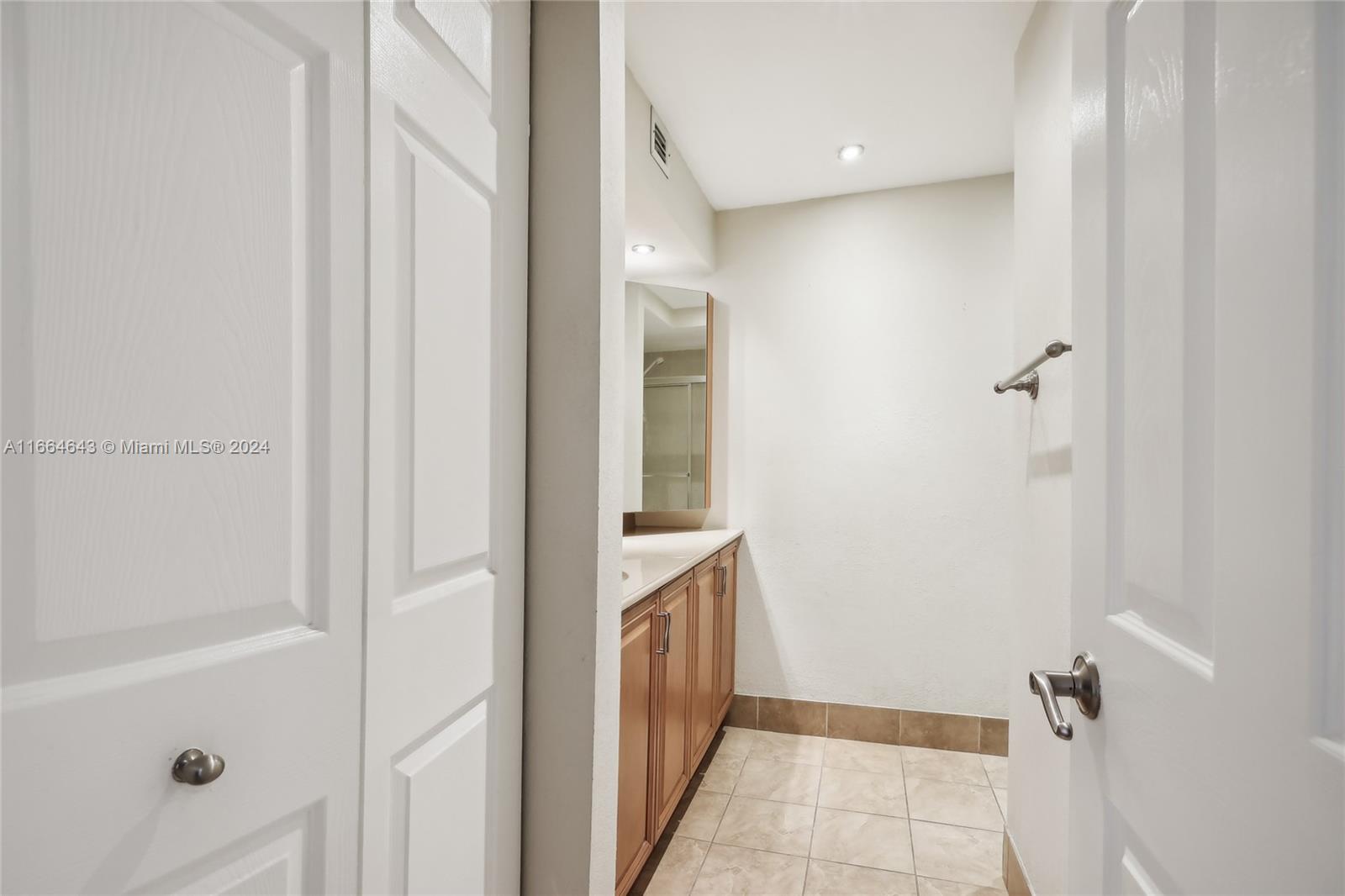 462 N Laurel Dr # 2005