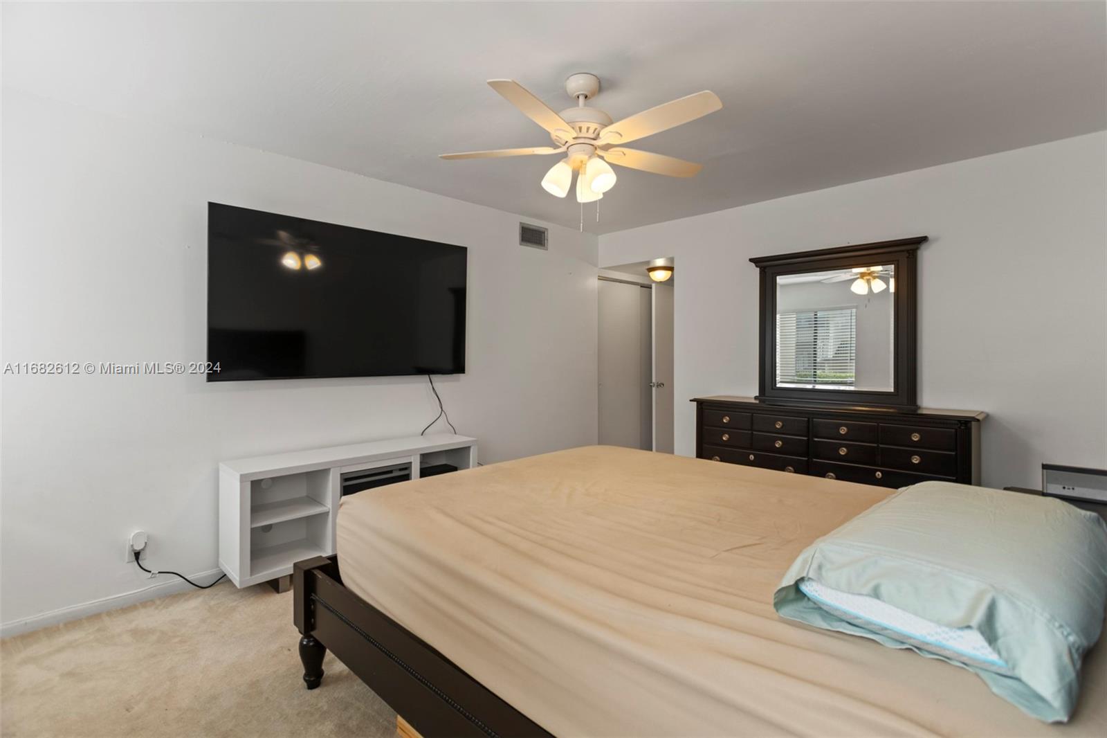 312 W Laurel Dr # 1403