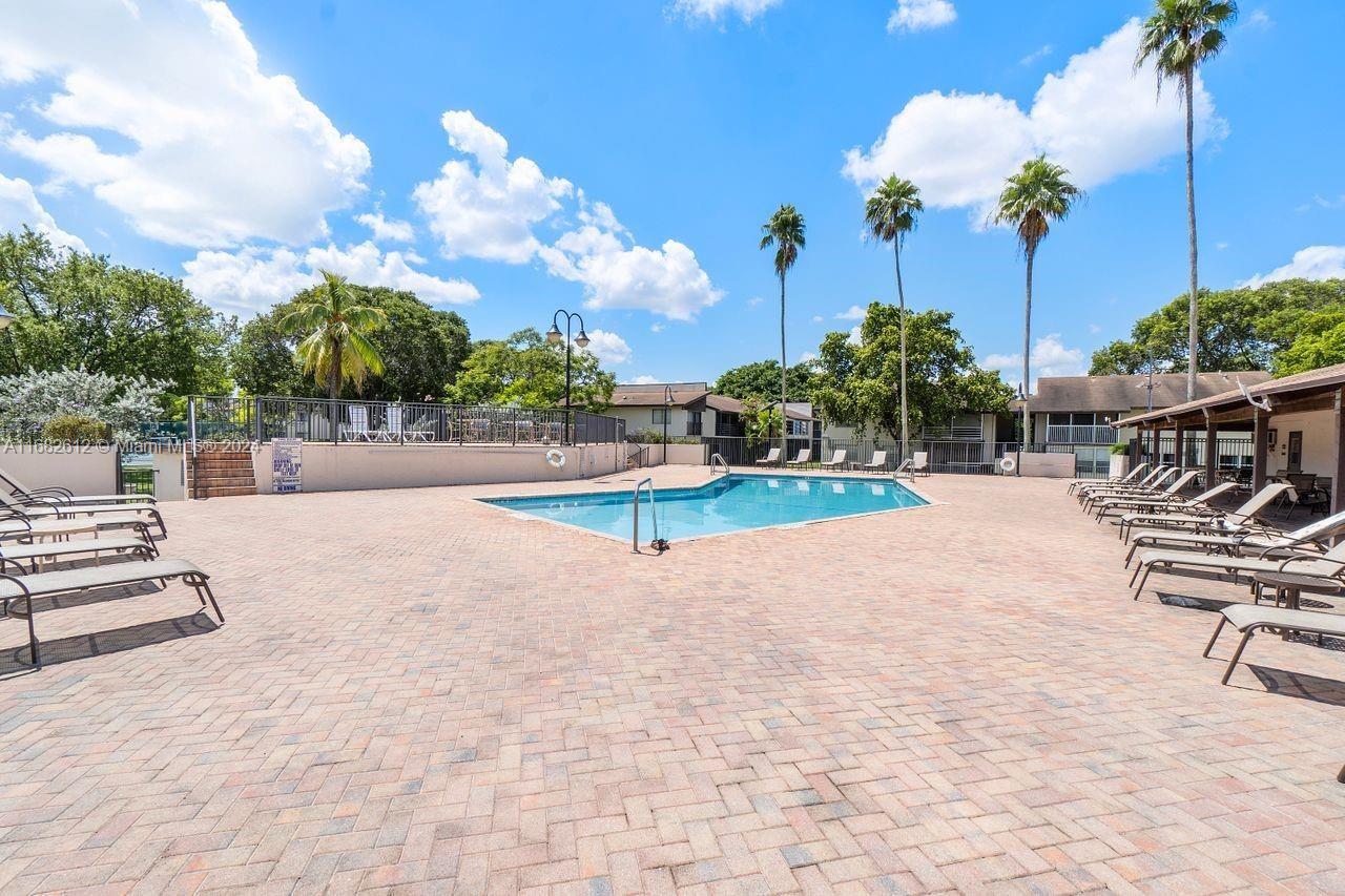 312 W Laurel Dr # 1403