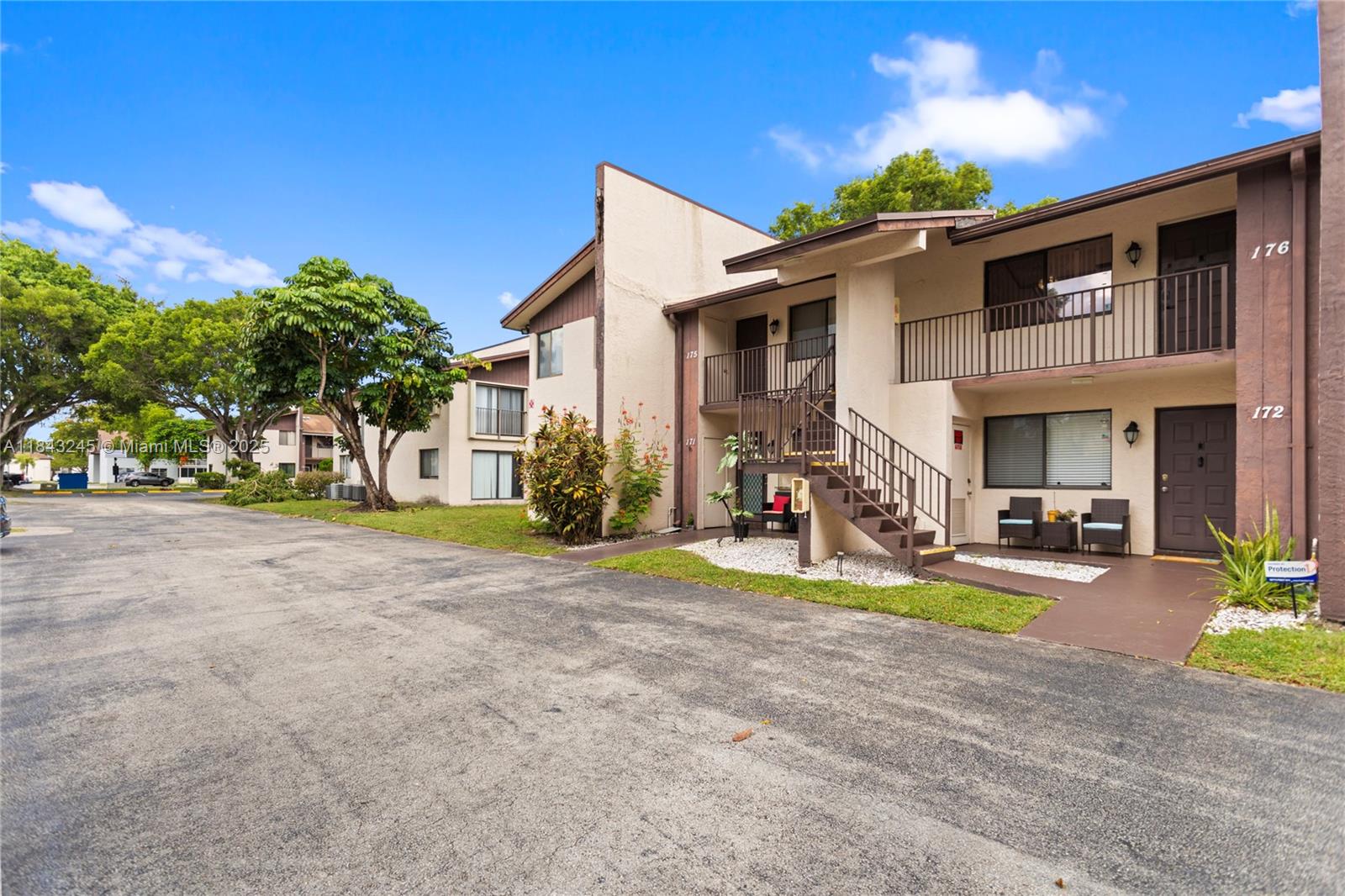 176 W Laurel Dr # 1106