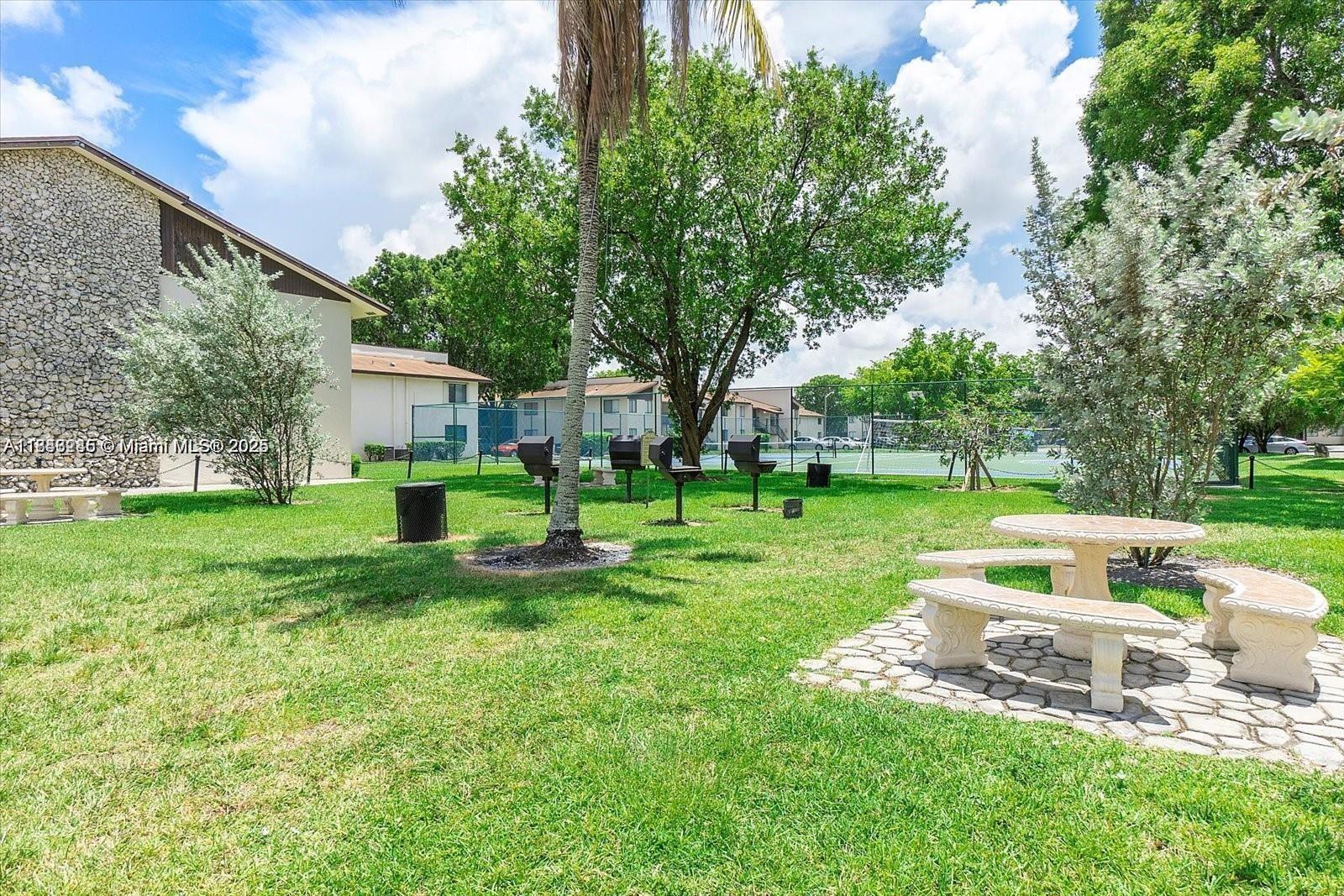 176 W Laurel Dr # 1106