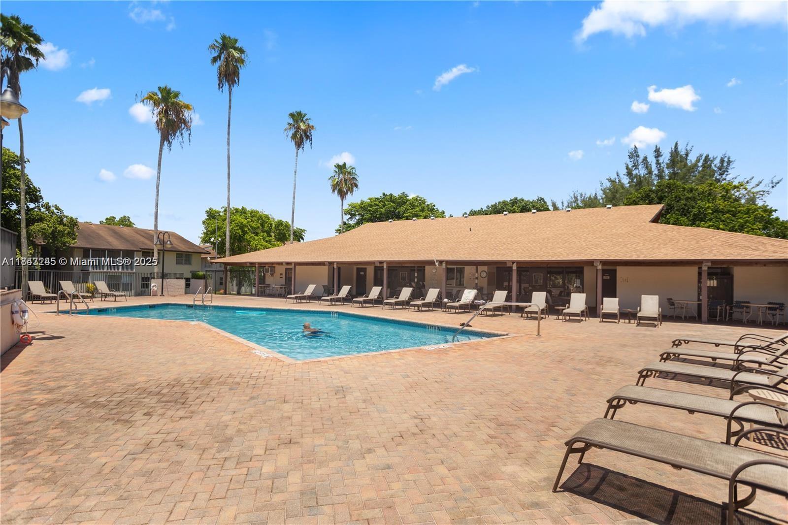 176 W Laurel Dr # 1106