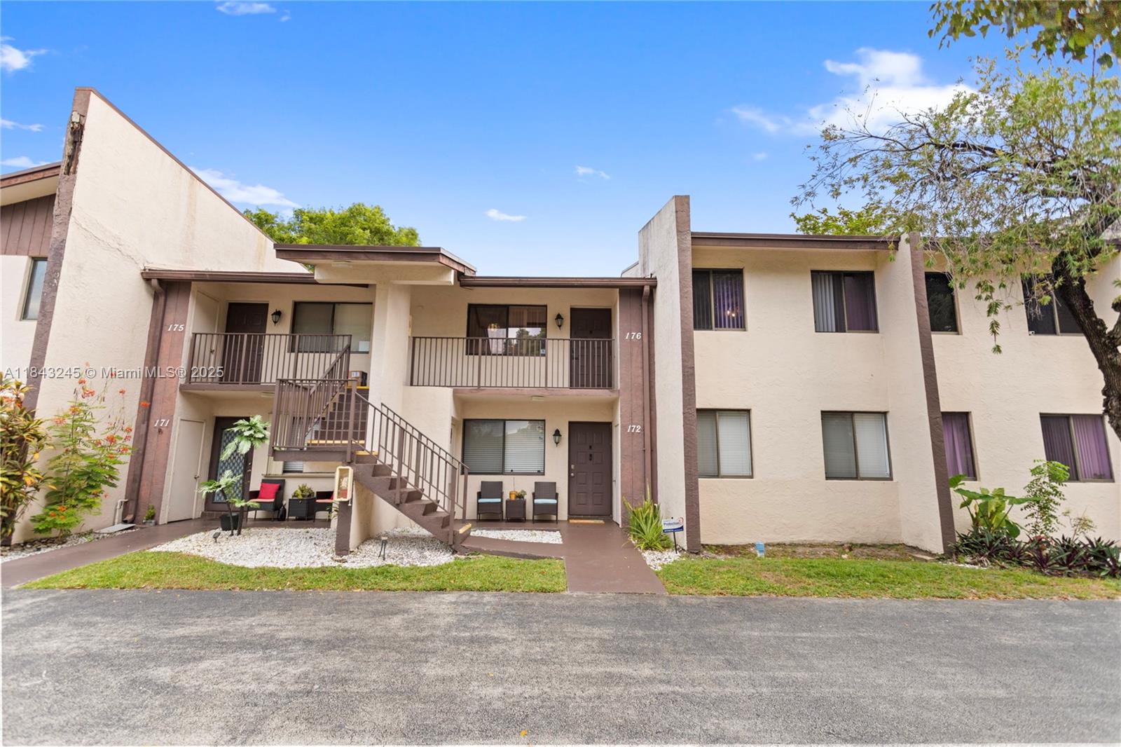176 W Laurel Dr # 1106