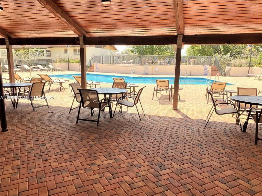 176 W Laurel Dr # 1106