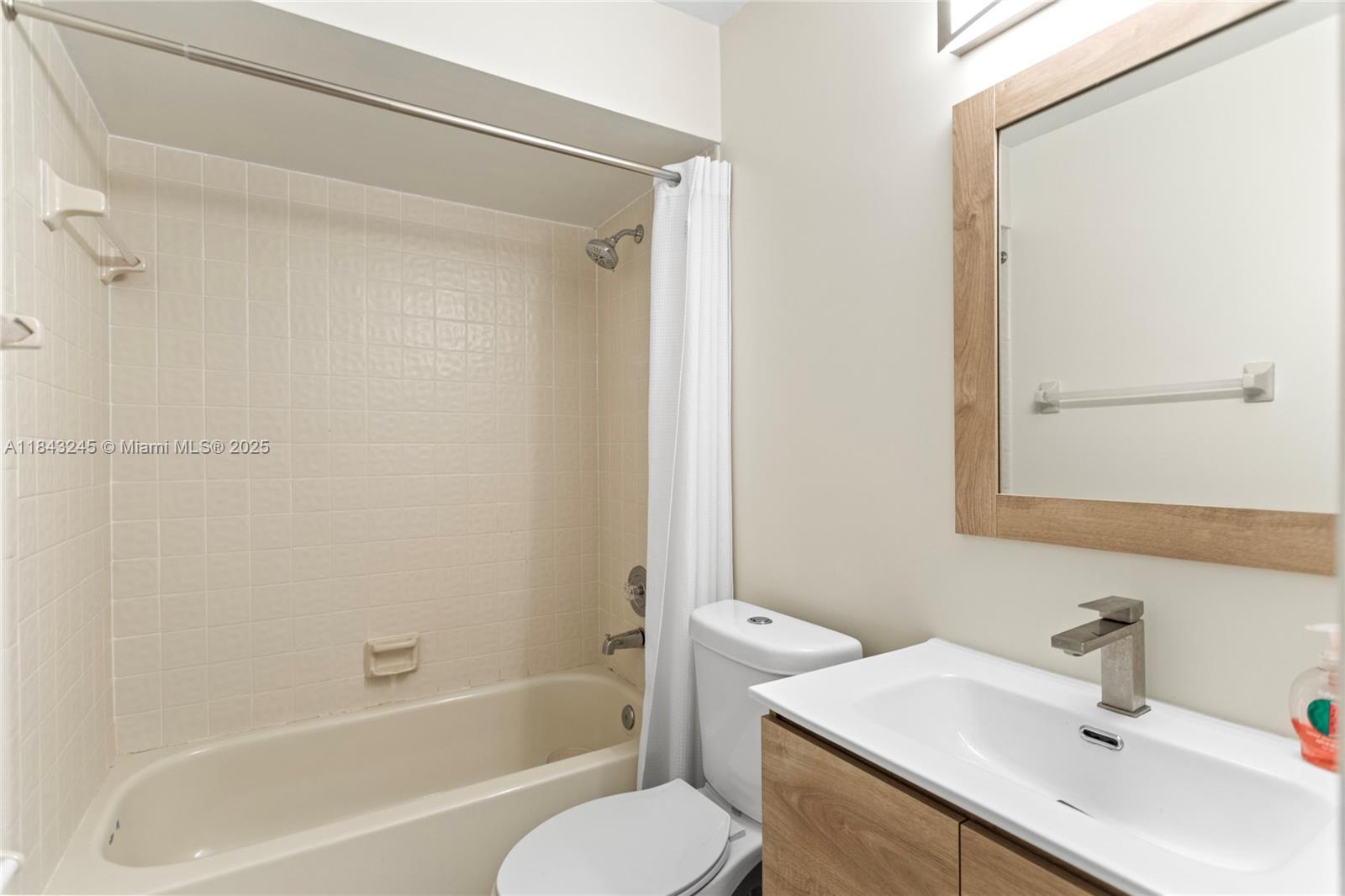 176 W Laurel Dr # 1106