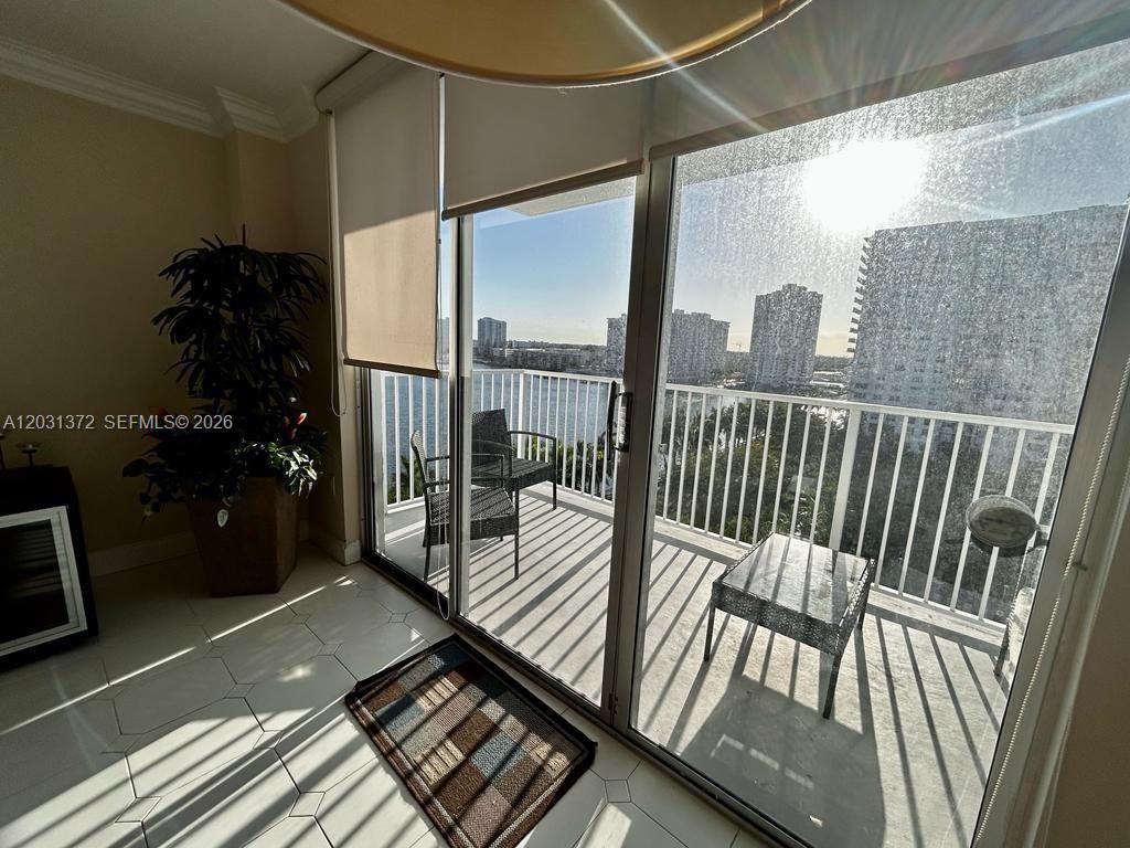 2851 NE 183 St # 1014E