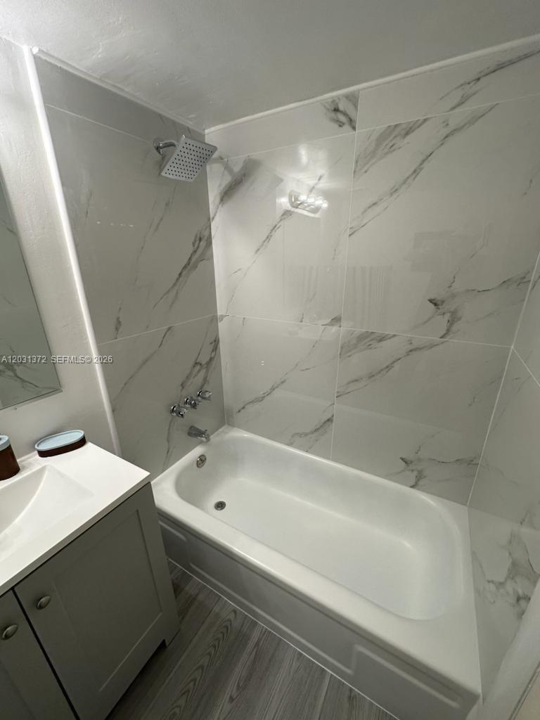 2851 NE 183 St # 1014E