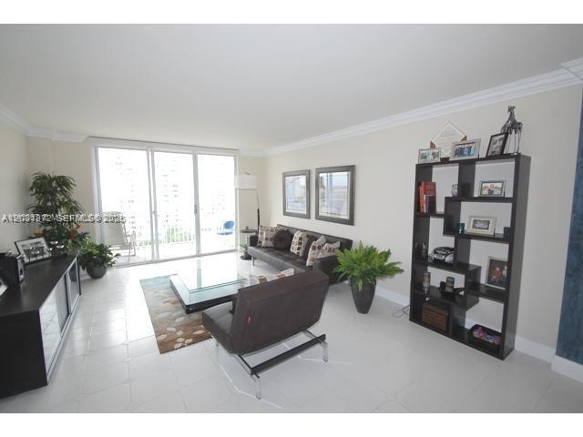 2851 NE 183 St # 1014E