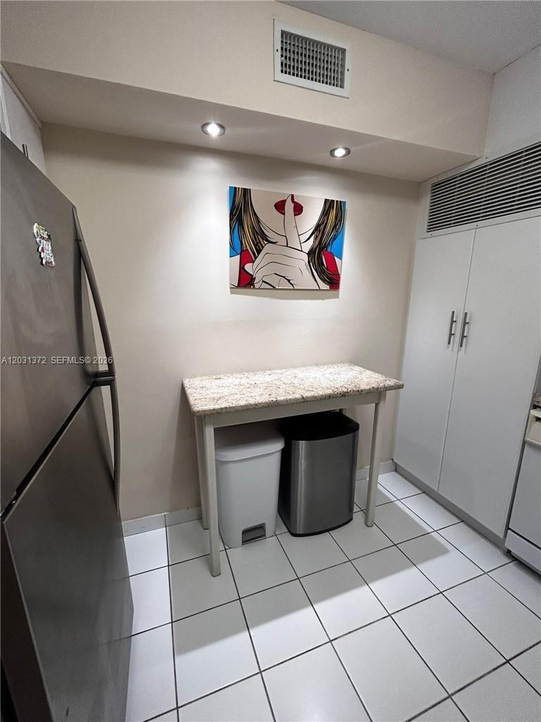 2851 NE 183 St # 1014E