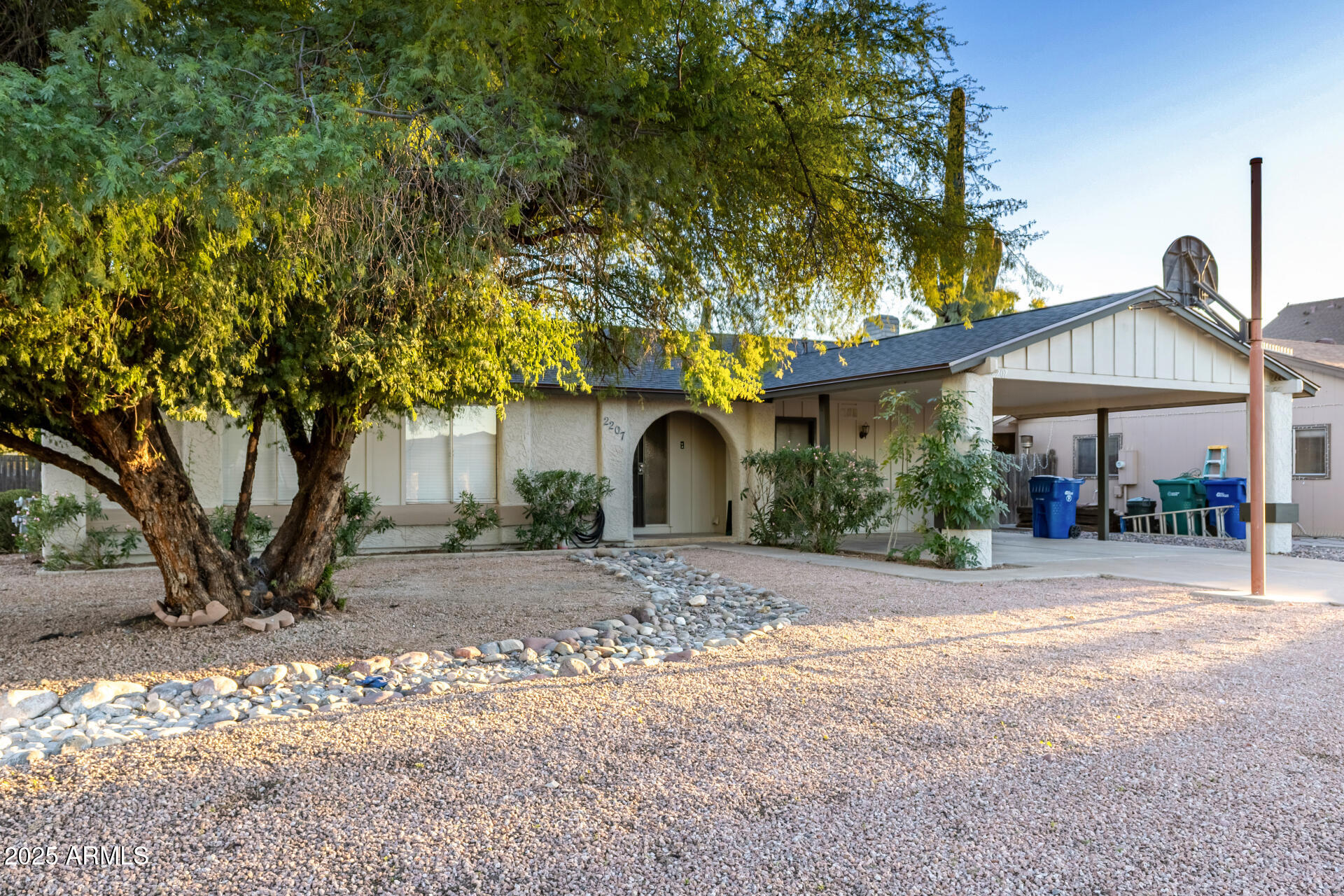 2207 W PORTOBELLO Avenue