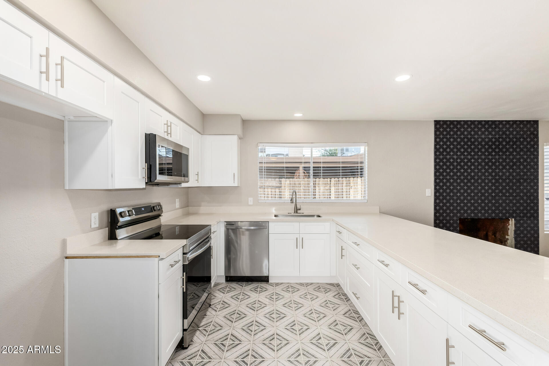 2207 W PORTOBELLO Avenue